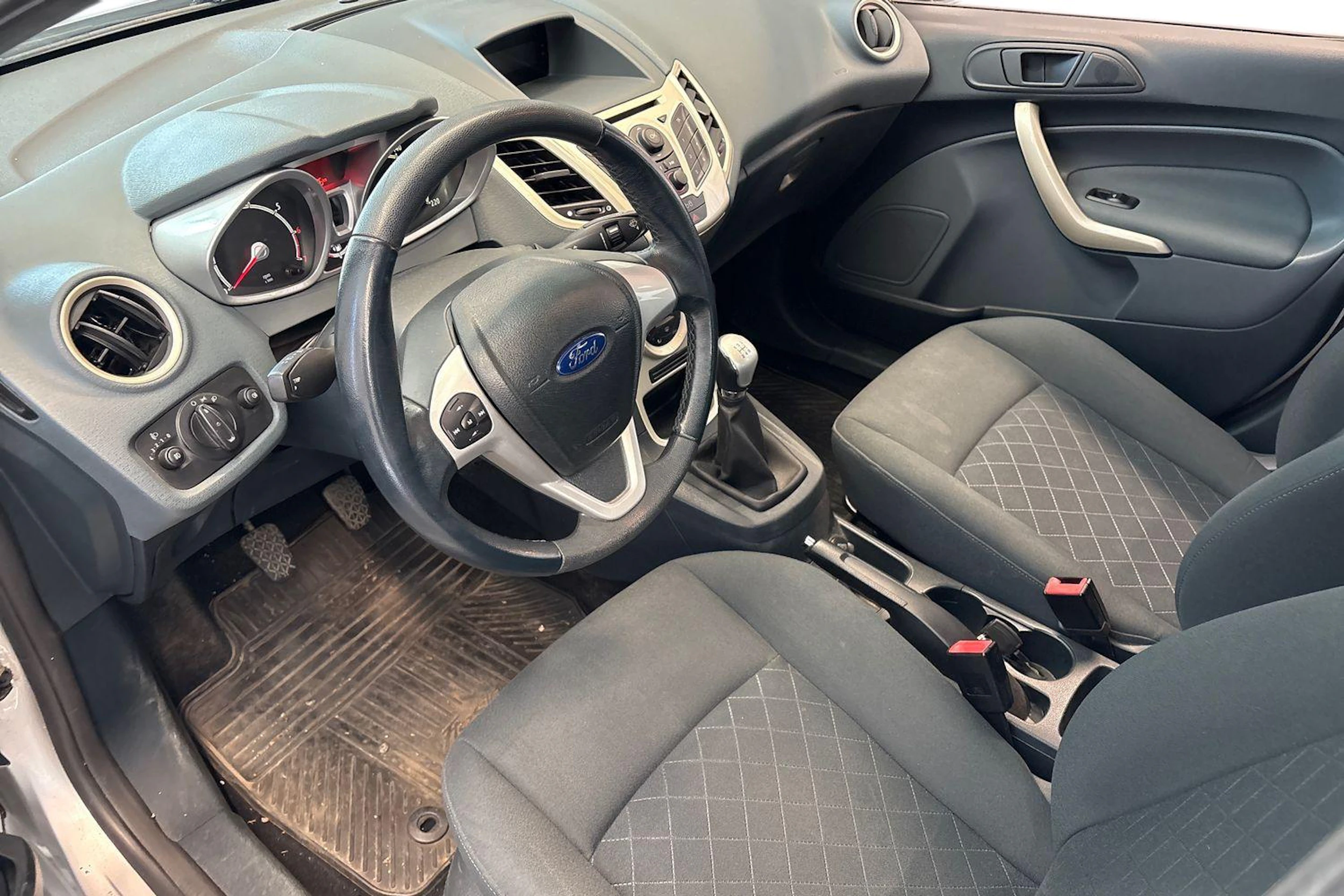 harmaa Ford Fiesta 2009 kuva 3.