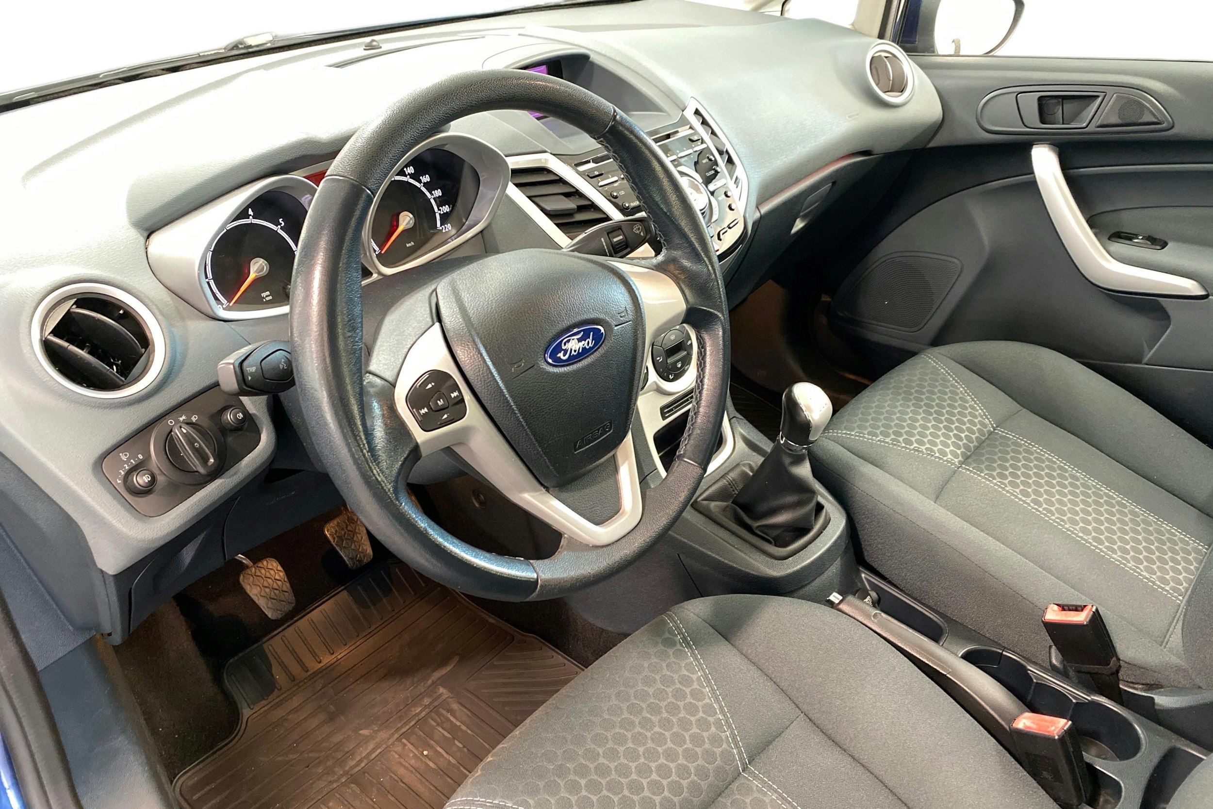 sininen Ford Fiesta 2010 kuva 6.