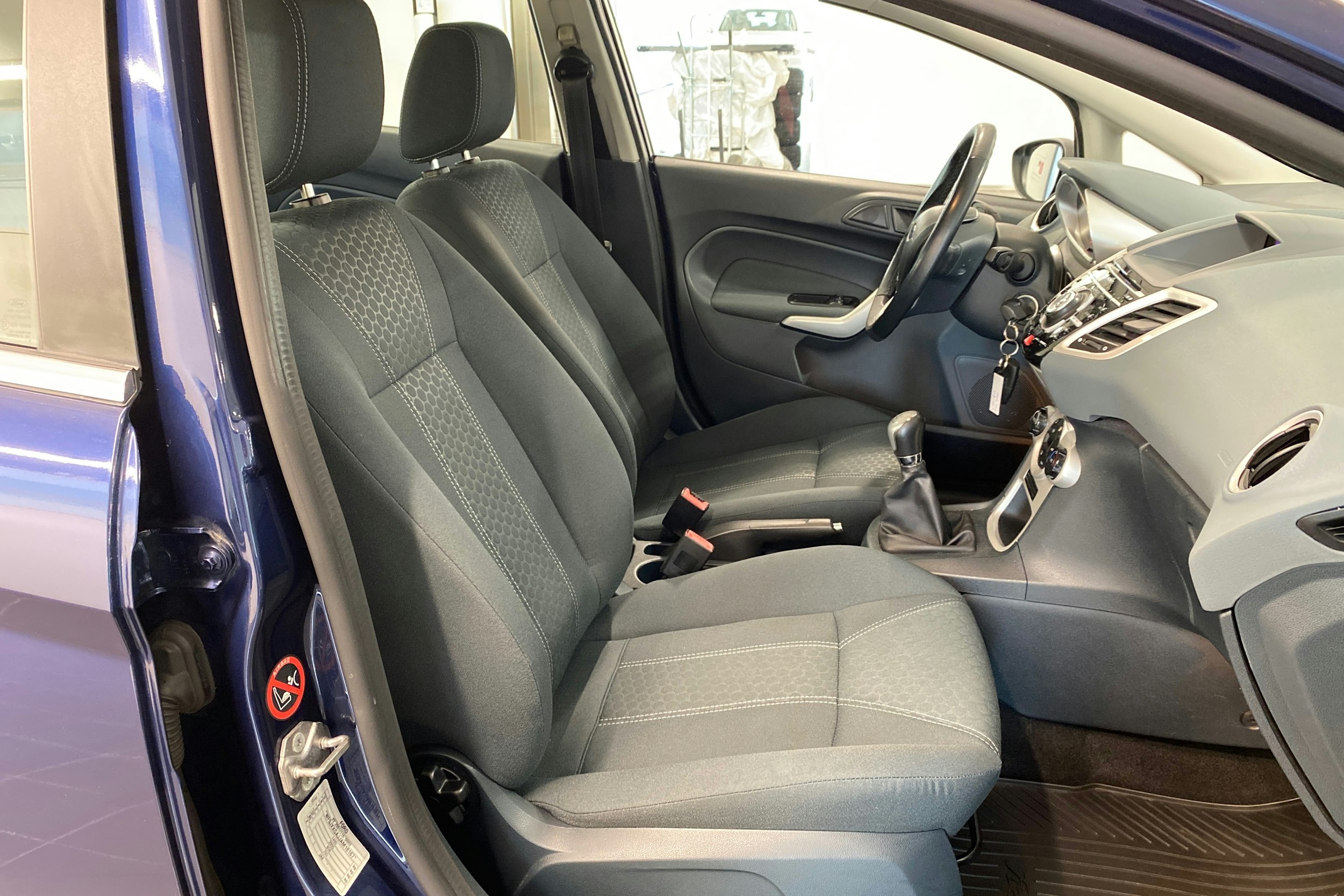 sininen Ford Fiesta 2010 kuva 11.