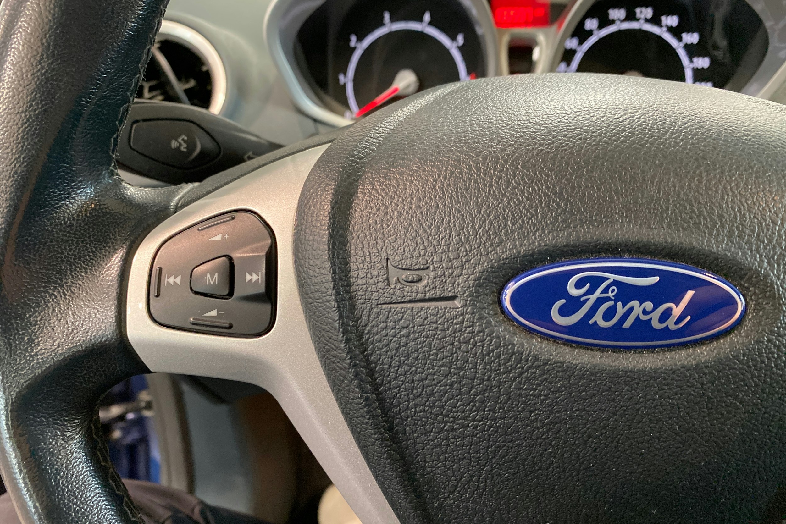 sininen Ford Fiesta 2010 kuva 13.