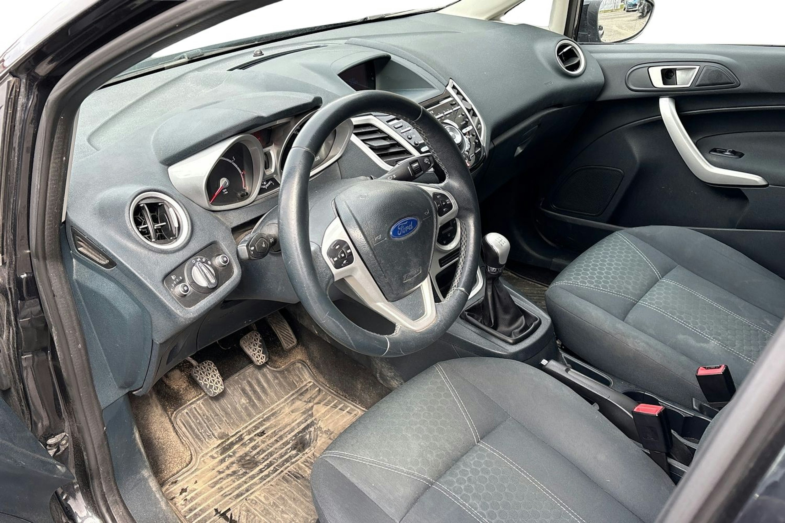 musta Ford Fiesta 2011 kuva 3.