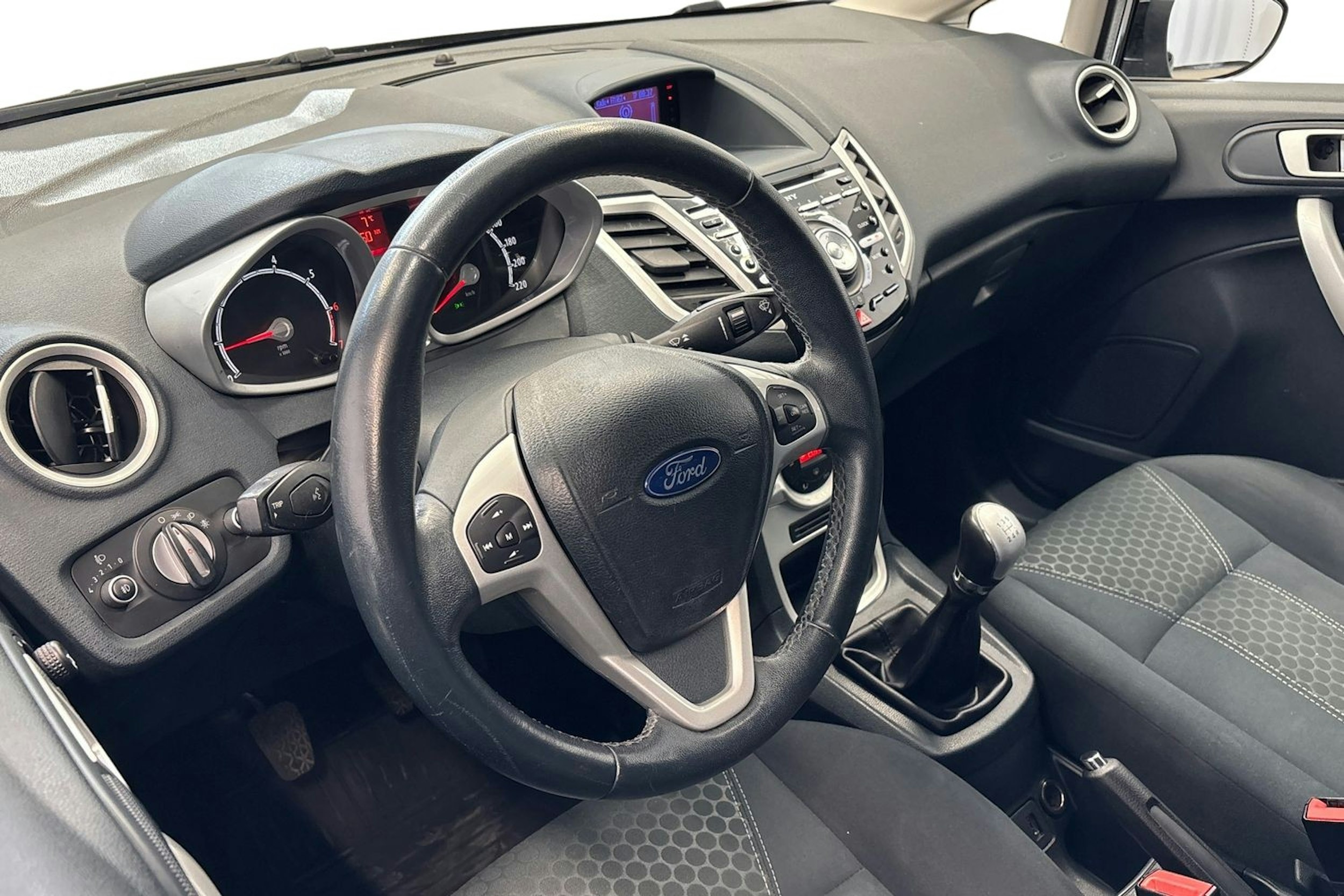 musta Ford Fiesta 2011 kuva 7.