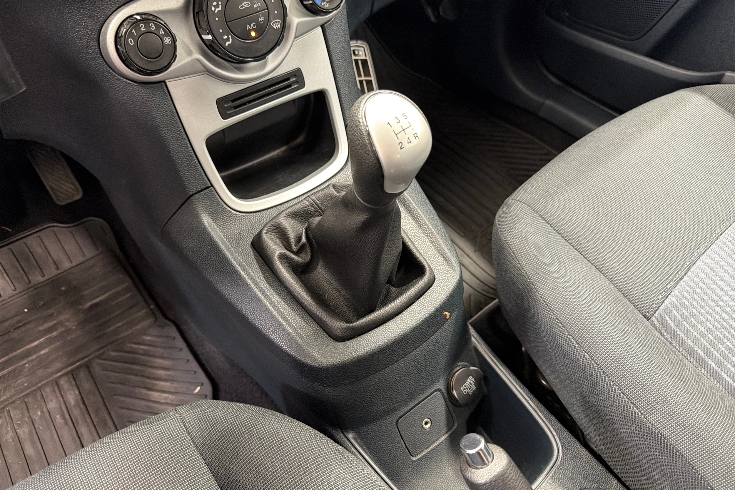 Sininen Ford FIESTA 2011 kuva 13.