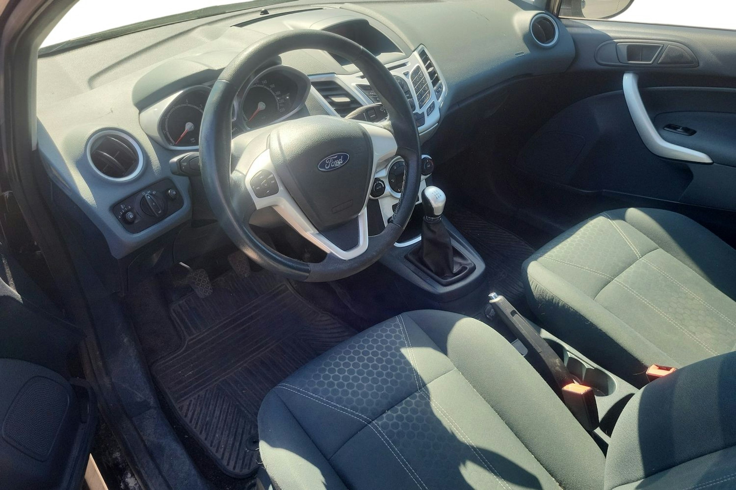 Musta Ford FIESTA 2011 kuva 3.