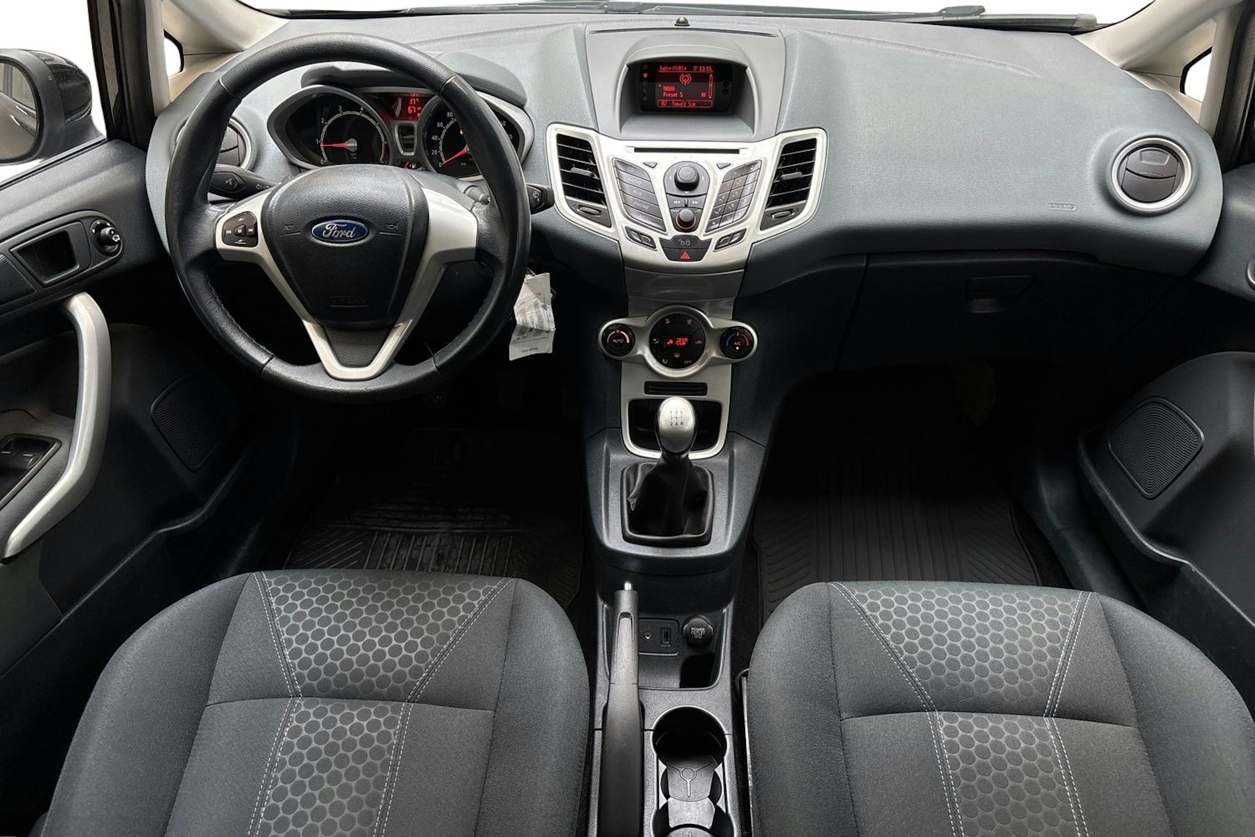 musta Ford Fiesta 2011 kuva 9.