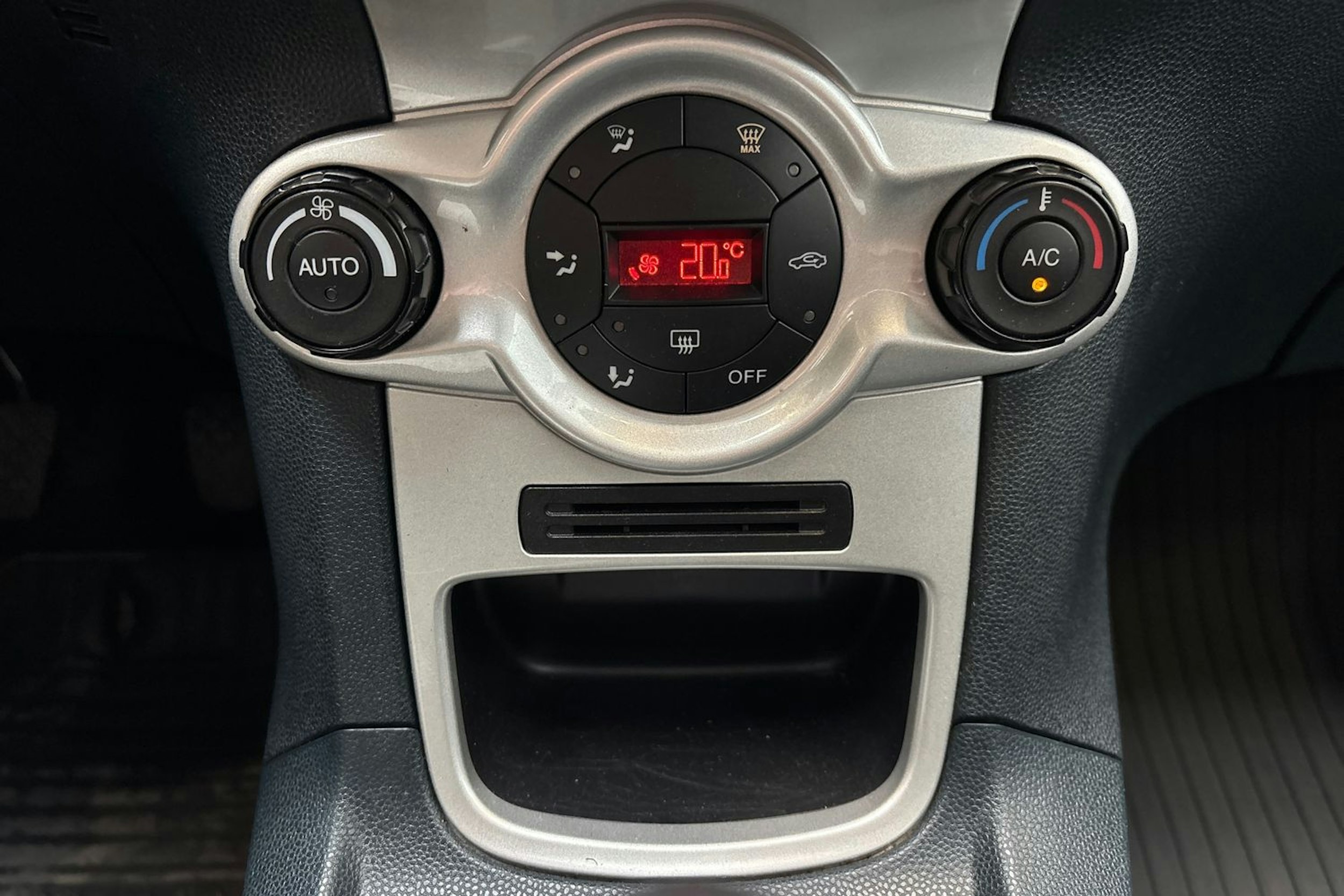musta Ford Fiesta 2011 kuva 24.