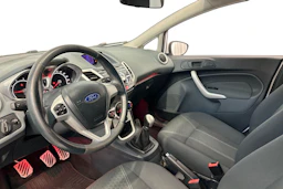 valkoinen Ford Fiesta 2011 kuva 6.