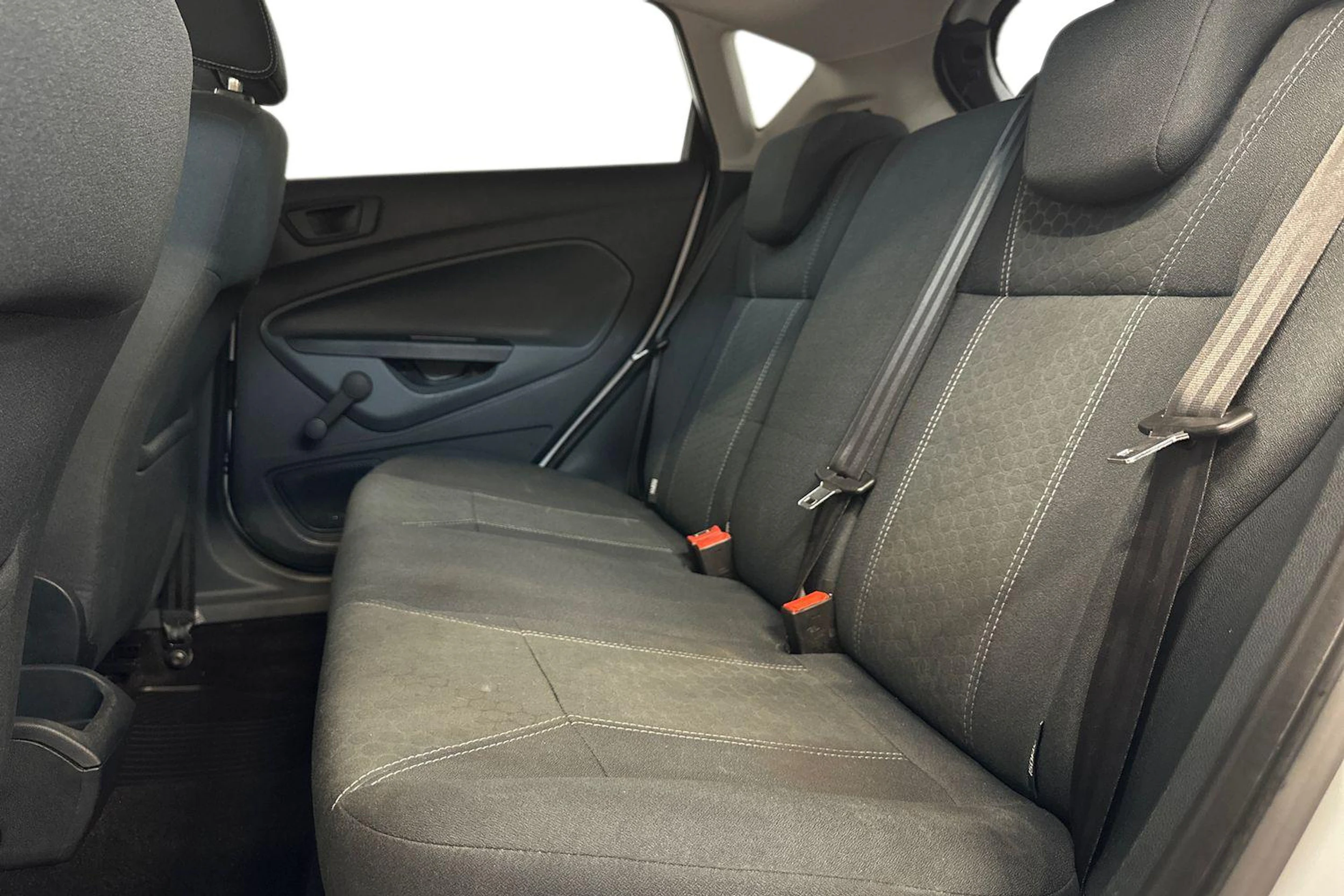 valkoinen Ford Fiesta 2011 kuva 8.