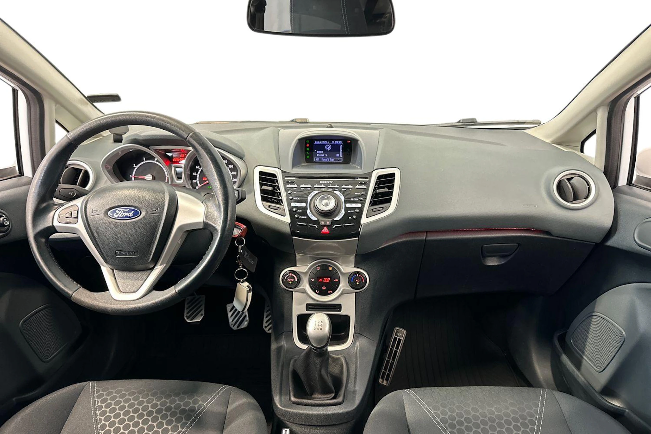 valkoinen Ford Fiesta 2011 kuva 9.