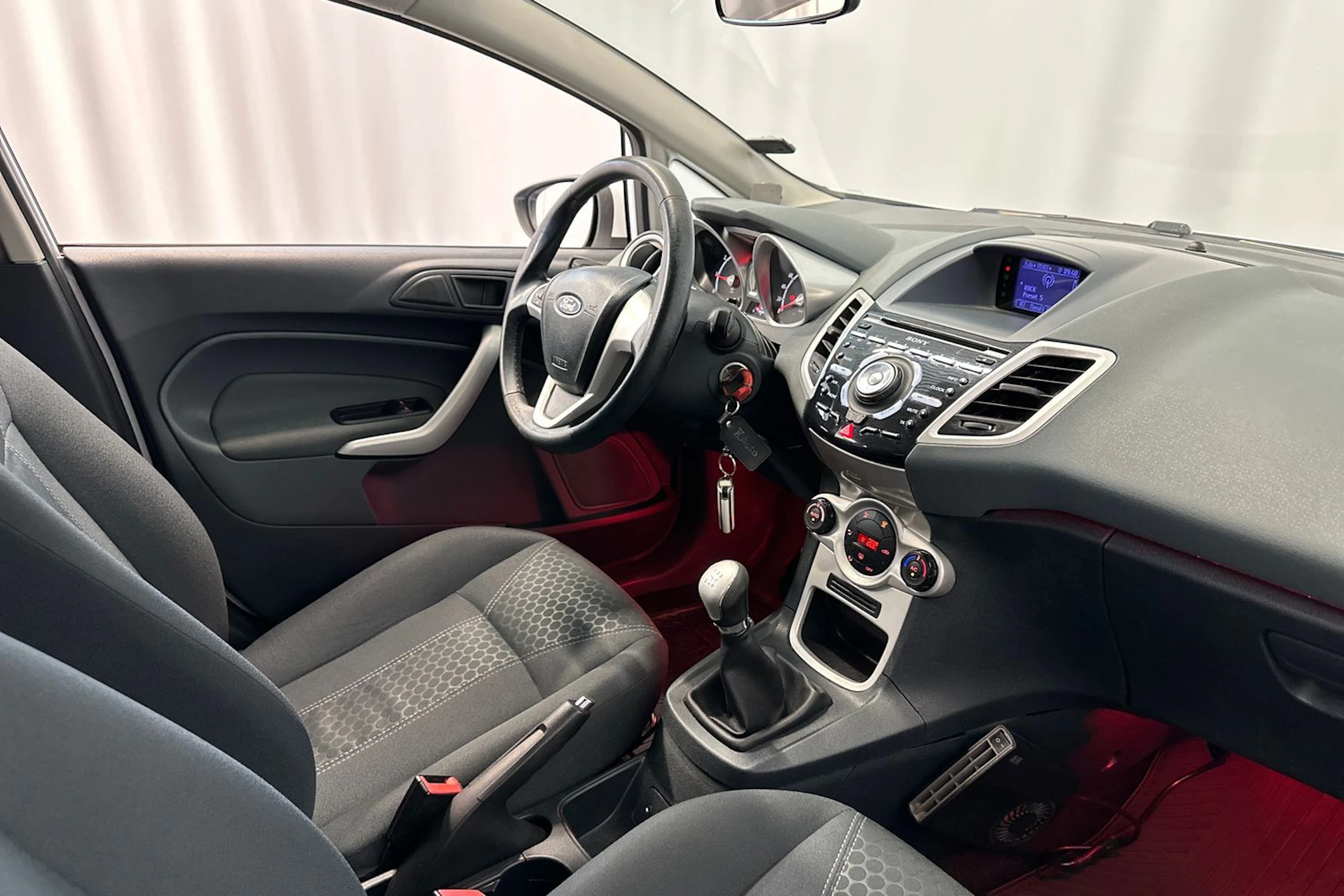 valkoinen Ford Fiesta 2011 kuva 12.