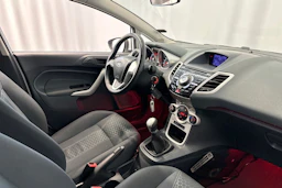 valkoinen Ford Fiesta 2011 kuva 12.