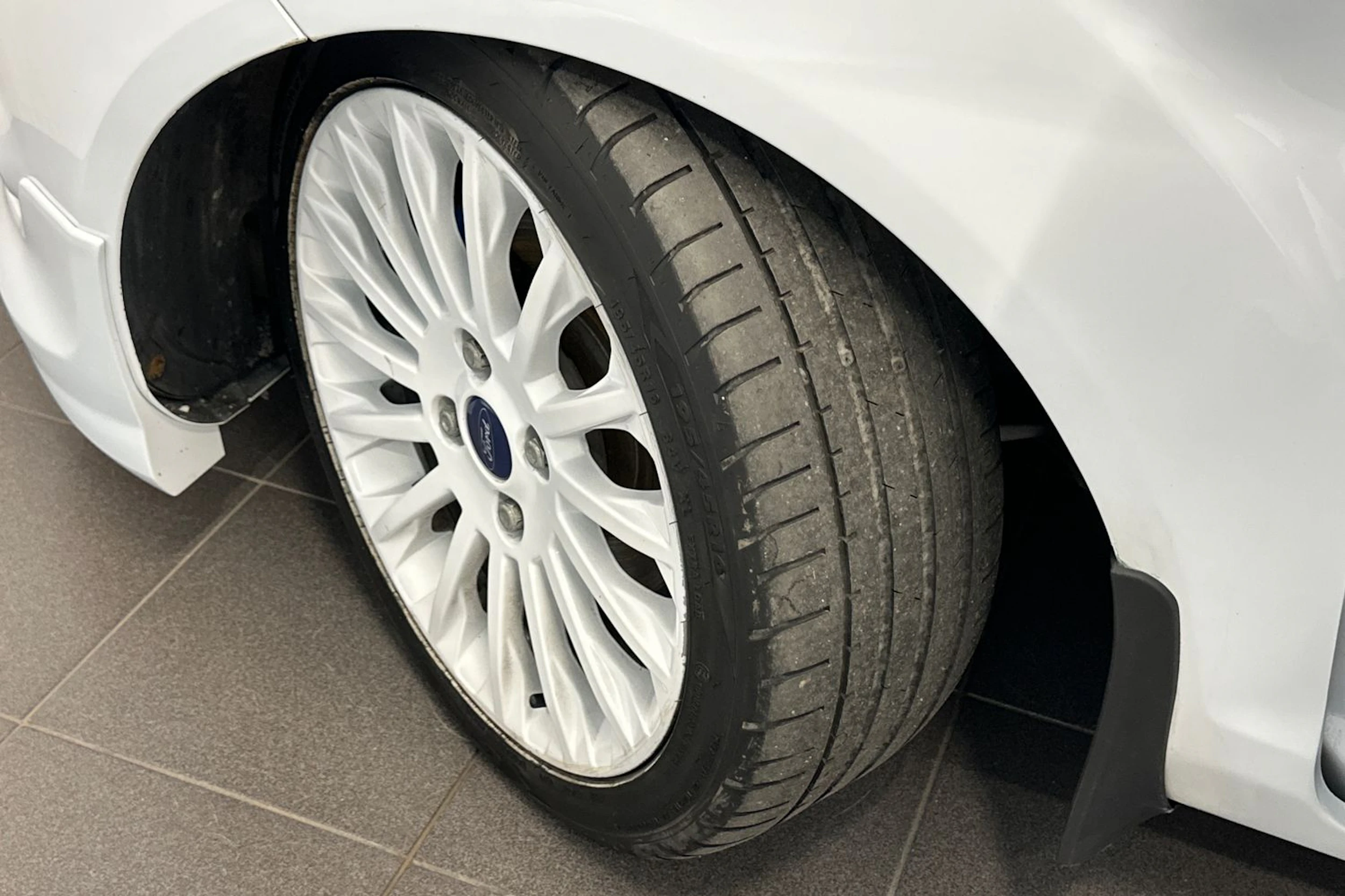 valkoinen Ford Fiesta 2011 kuva 25.