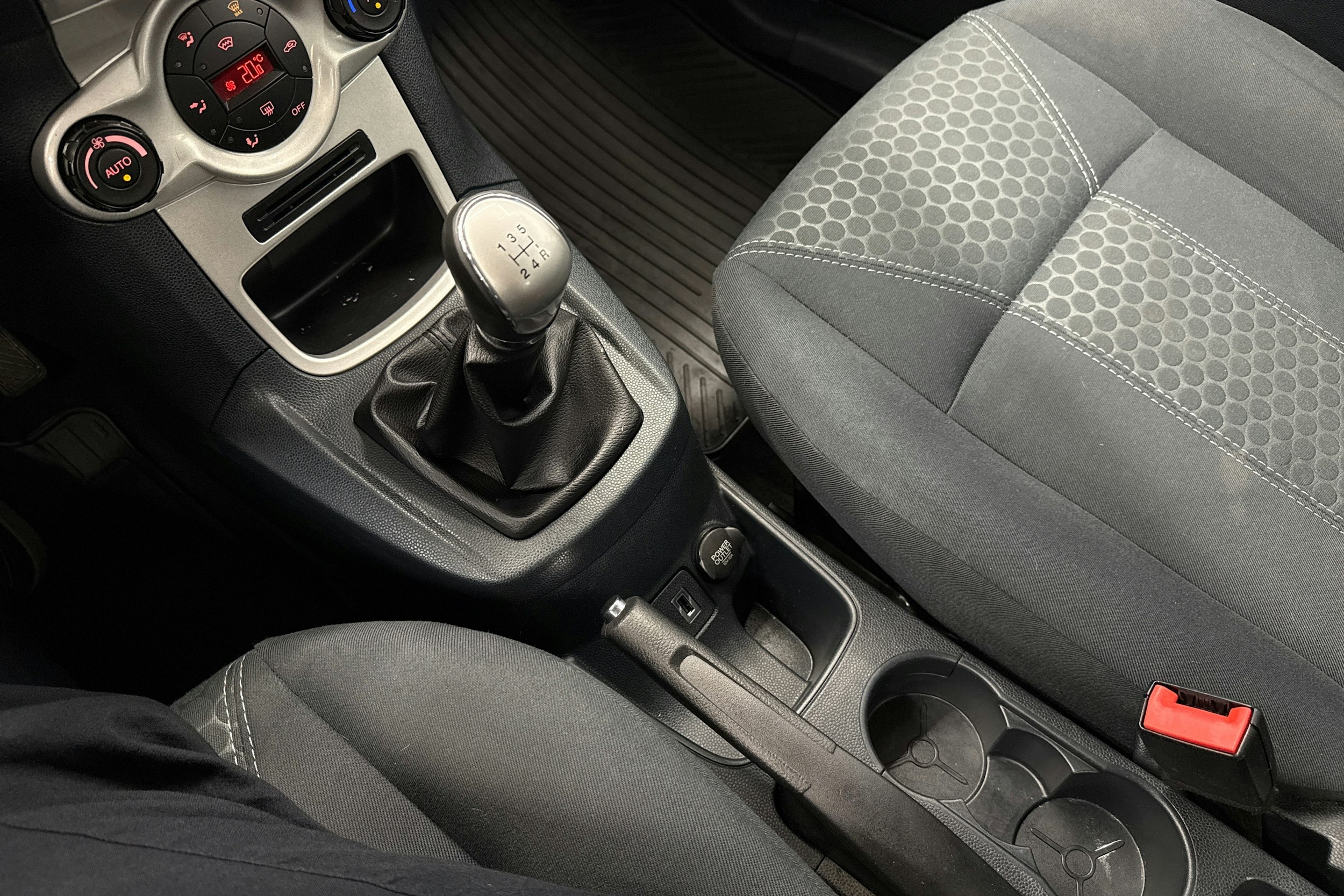 Punainen Ford FIESTA 2011 kuva 23.