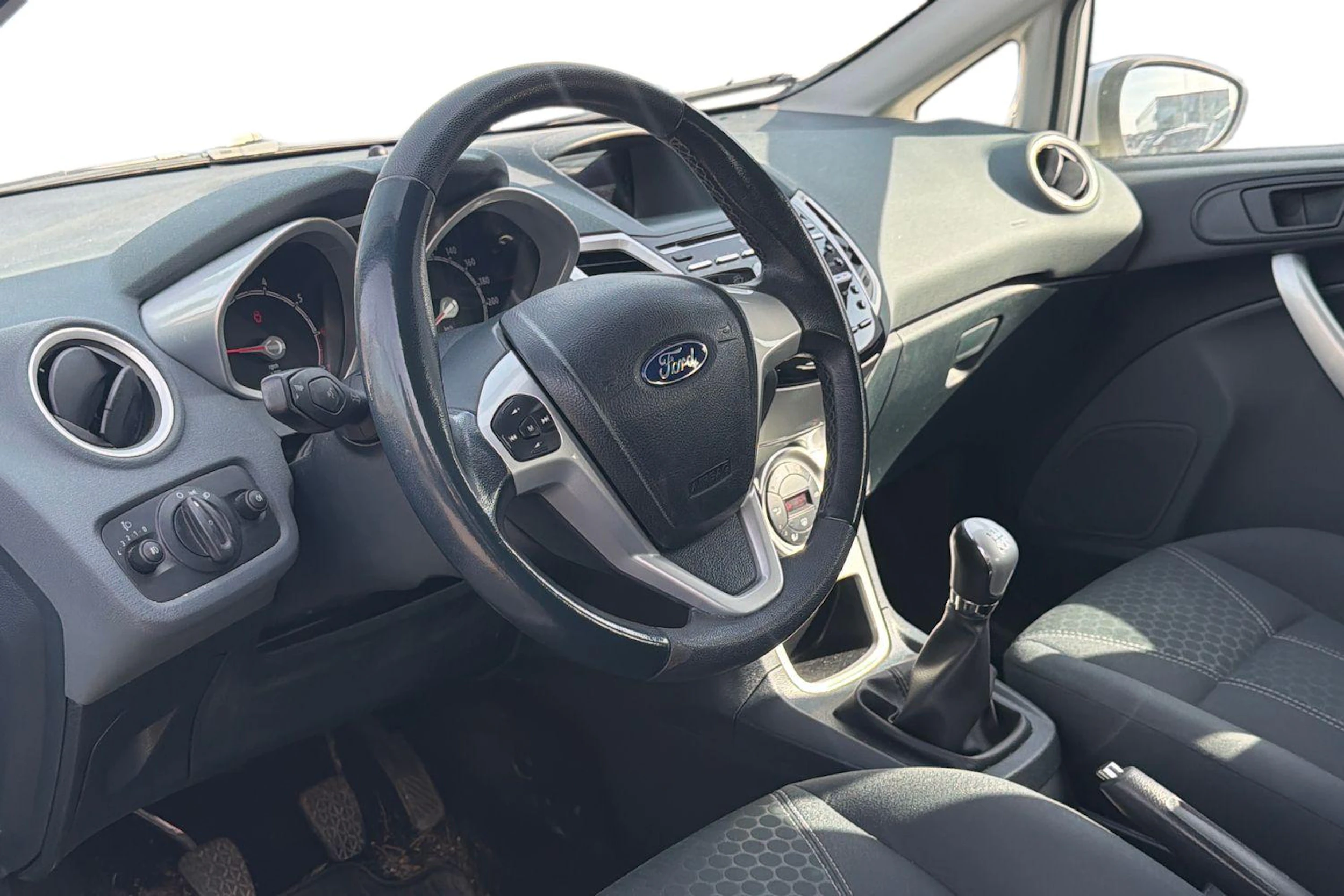 harmaa Ford Fiesta 2011 kuva 3.