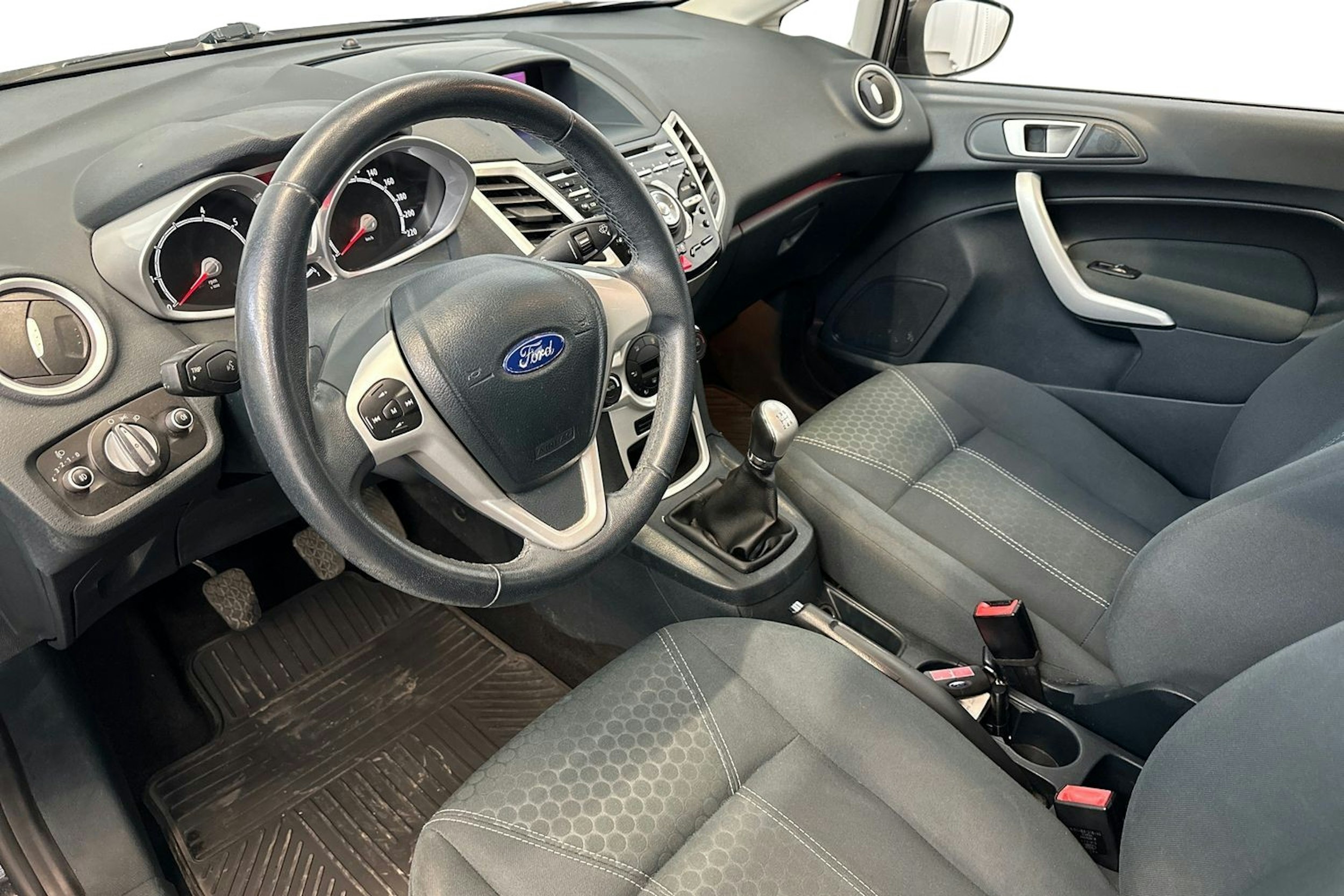 musta Ford Fiesta 2012 kuva 7.