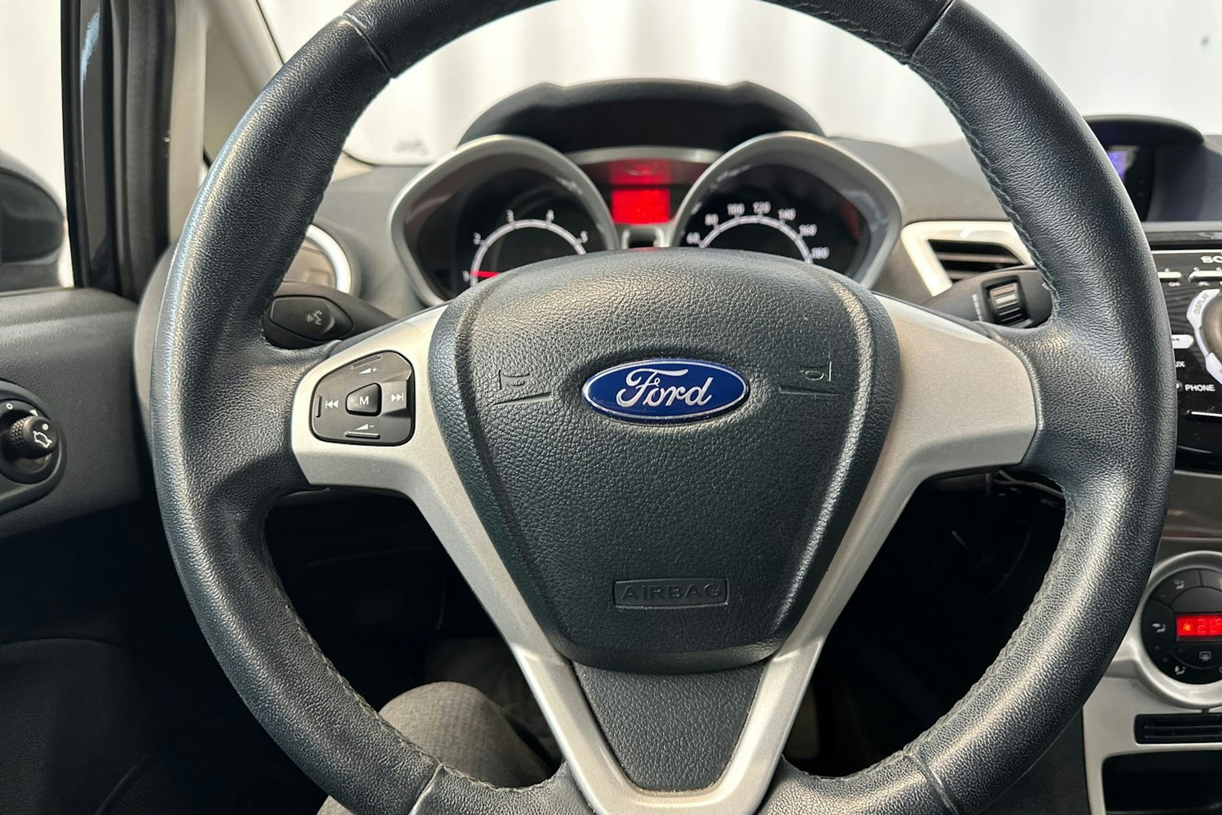 musta Ford Fiesta 2012 kuva 15.