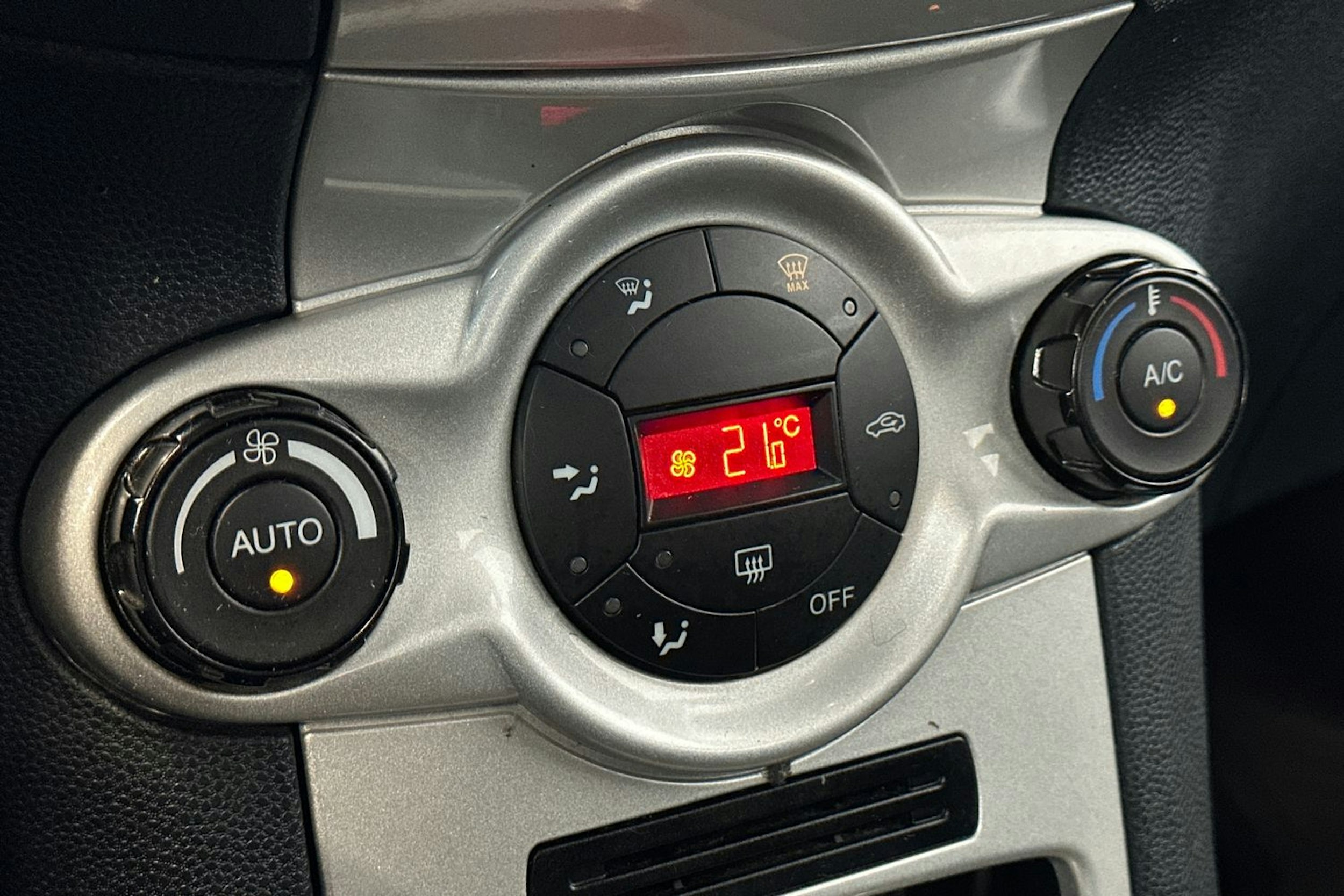 musta Ford Fiesta 2012 kuva 18.