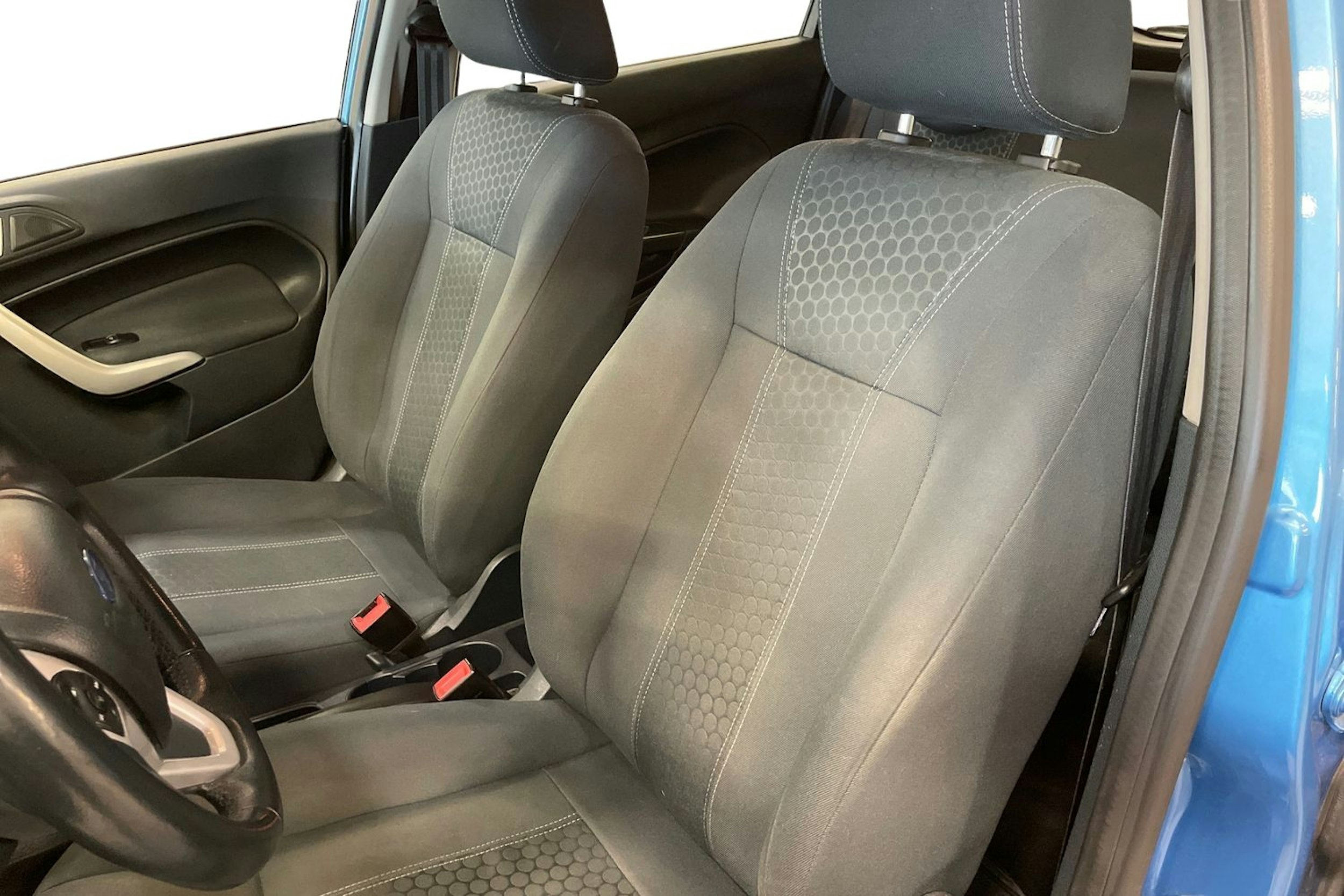 sininen Ford Fiesta 2012 kuva 10.
