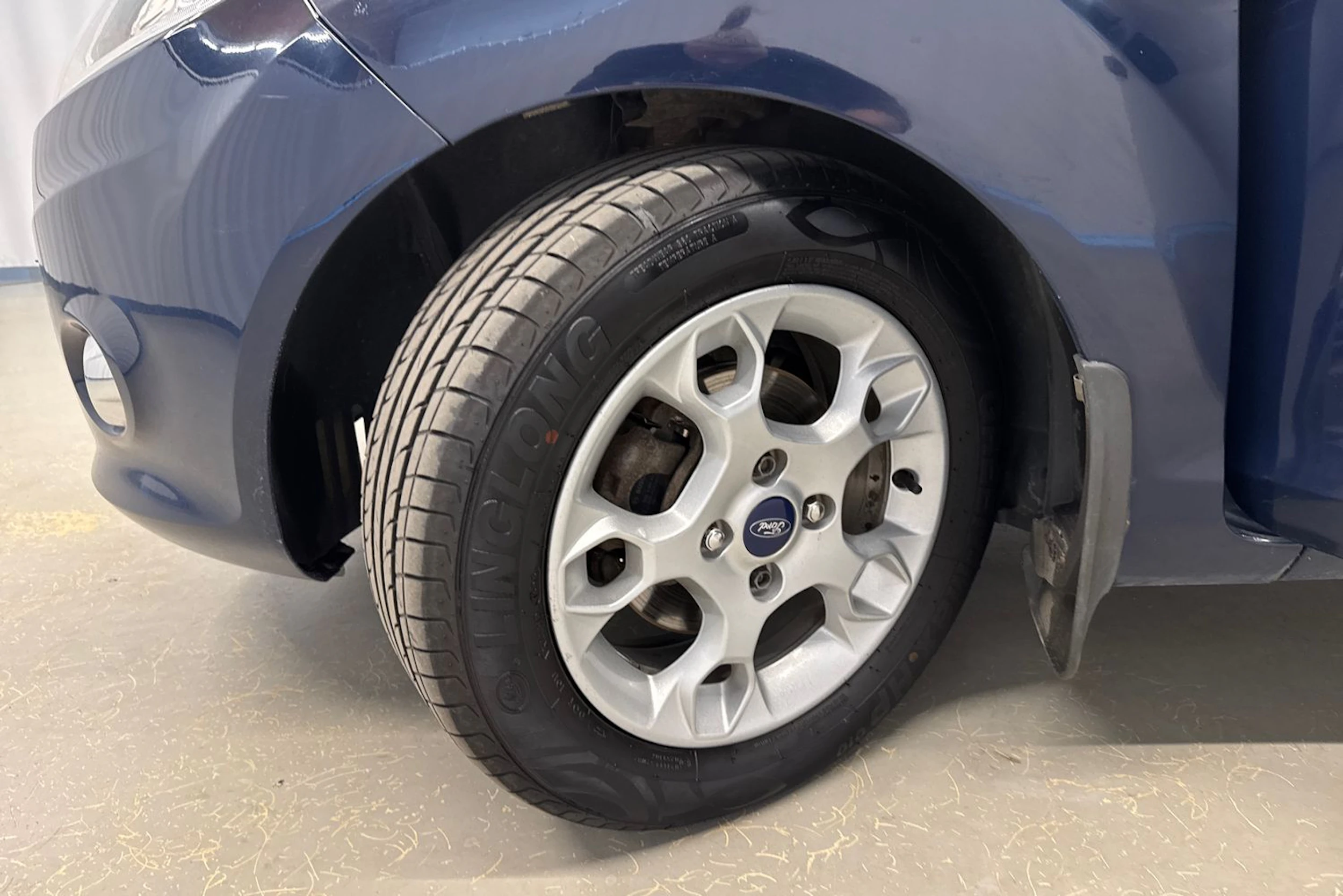 sininen Ford Fiesta 2012 kuva 10.