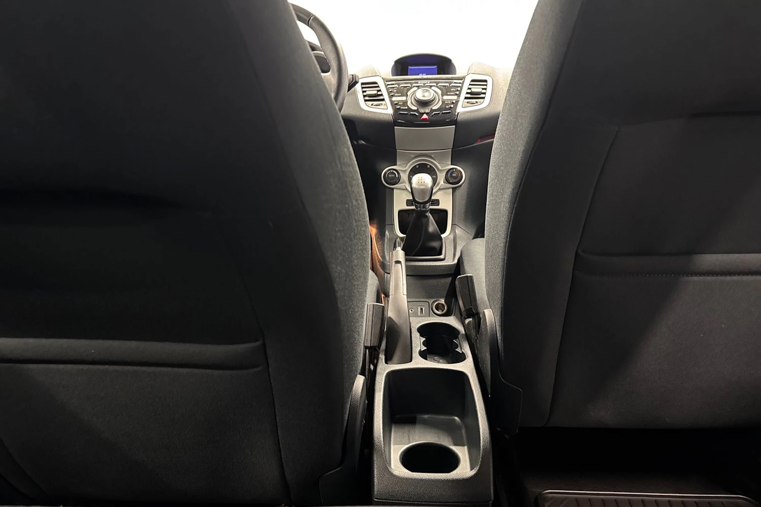 sininen Ford Fiesta 2012 kuva 16.