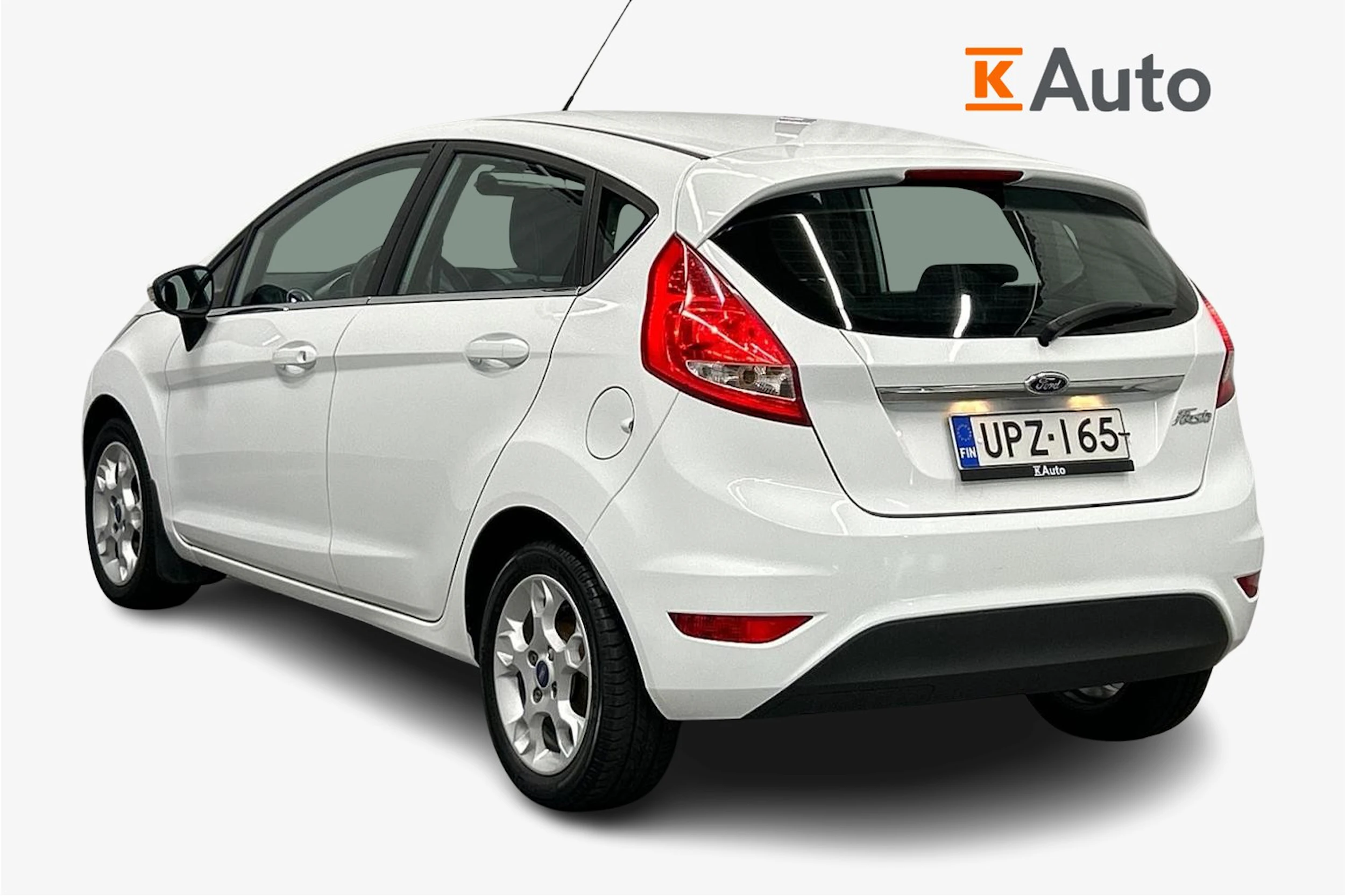 valkoinen Ford Fiesta 2012 kuva 2.