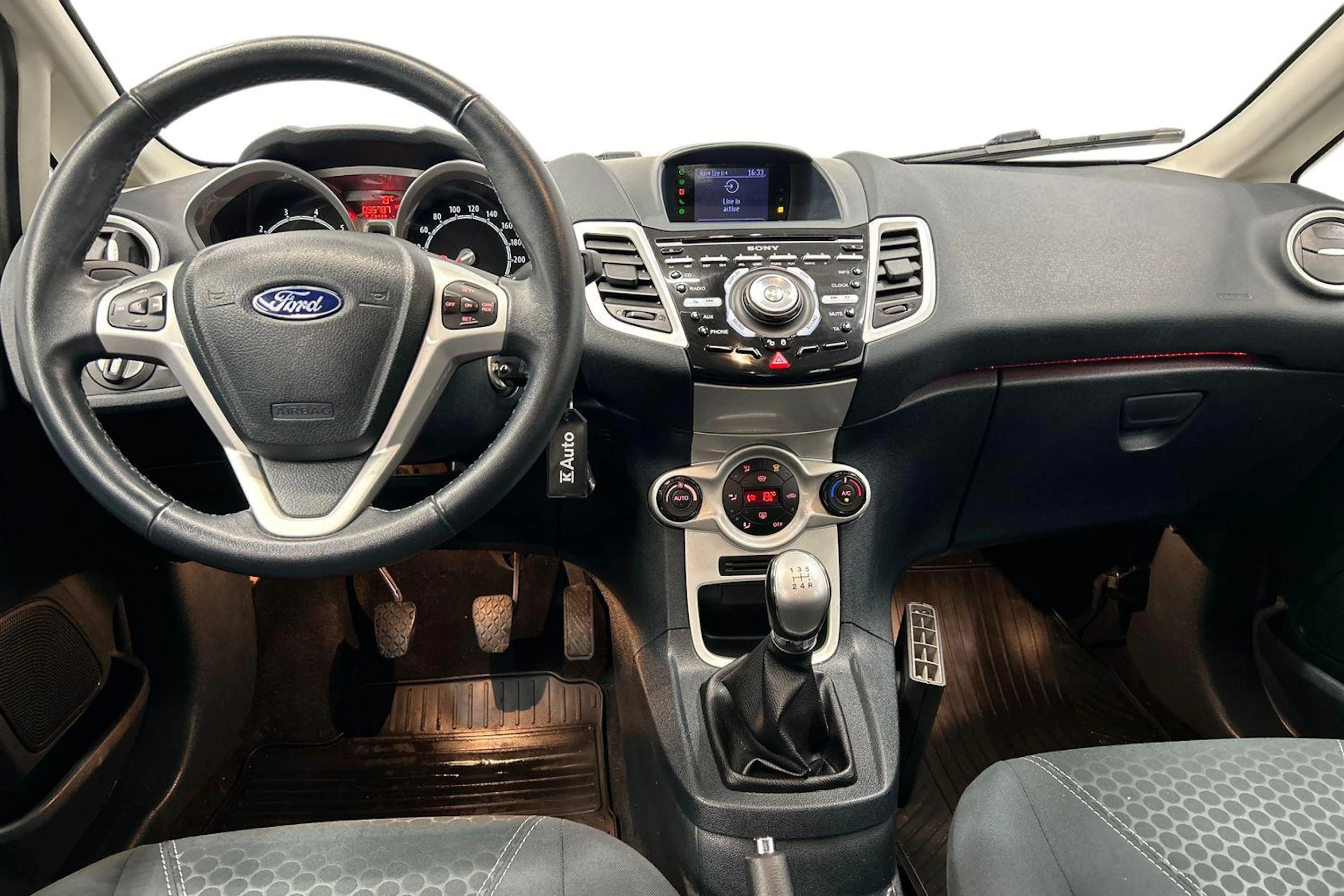 valkoinen Ford Fiesta 2012 kuva 7.
