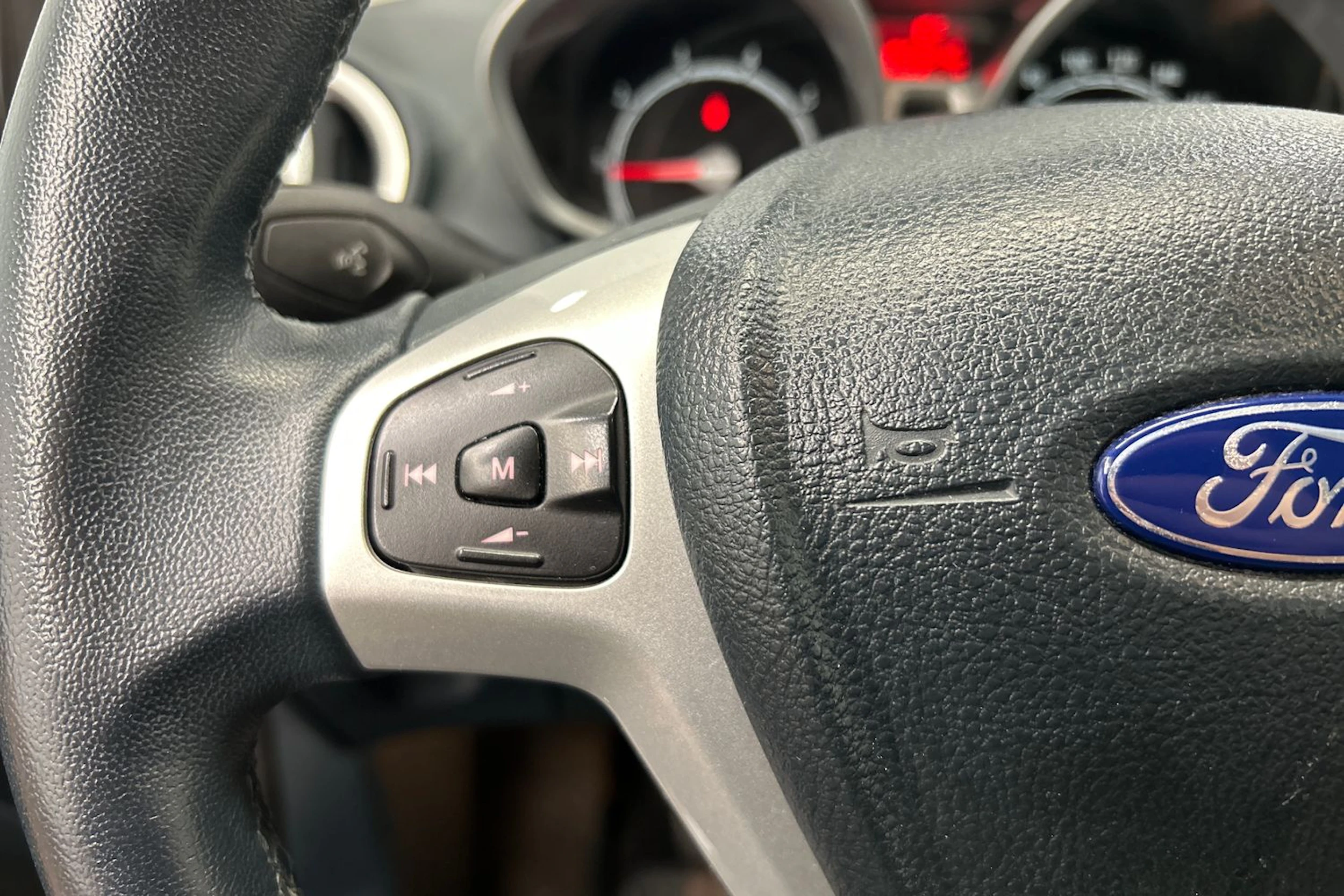 valkoinen Ford Fiesta 2012 kuva 16.