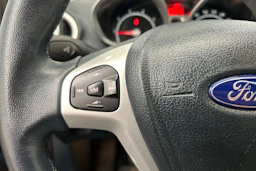 valkoinen Ford Fiesta 2012 kuva 16.