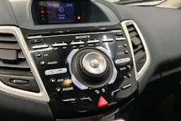 valkoinen Ford Fiesta 2012 kuva 19.