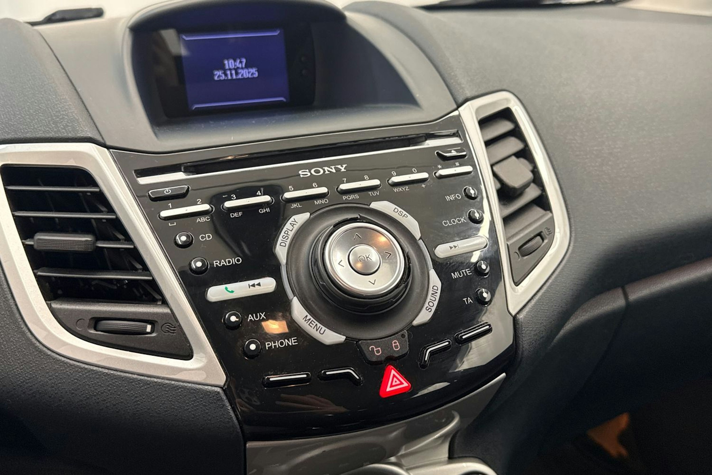 musta Ford Fiesta 2012 kuva 16.