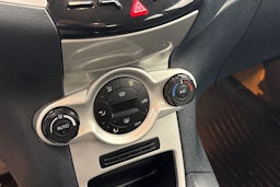 musta Ford Fiesta 2012 kuva 17.