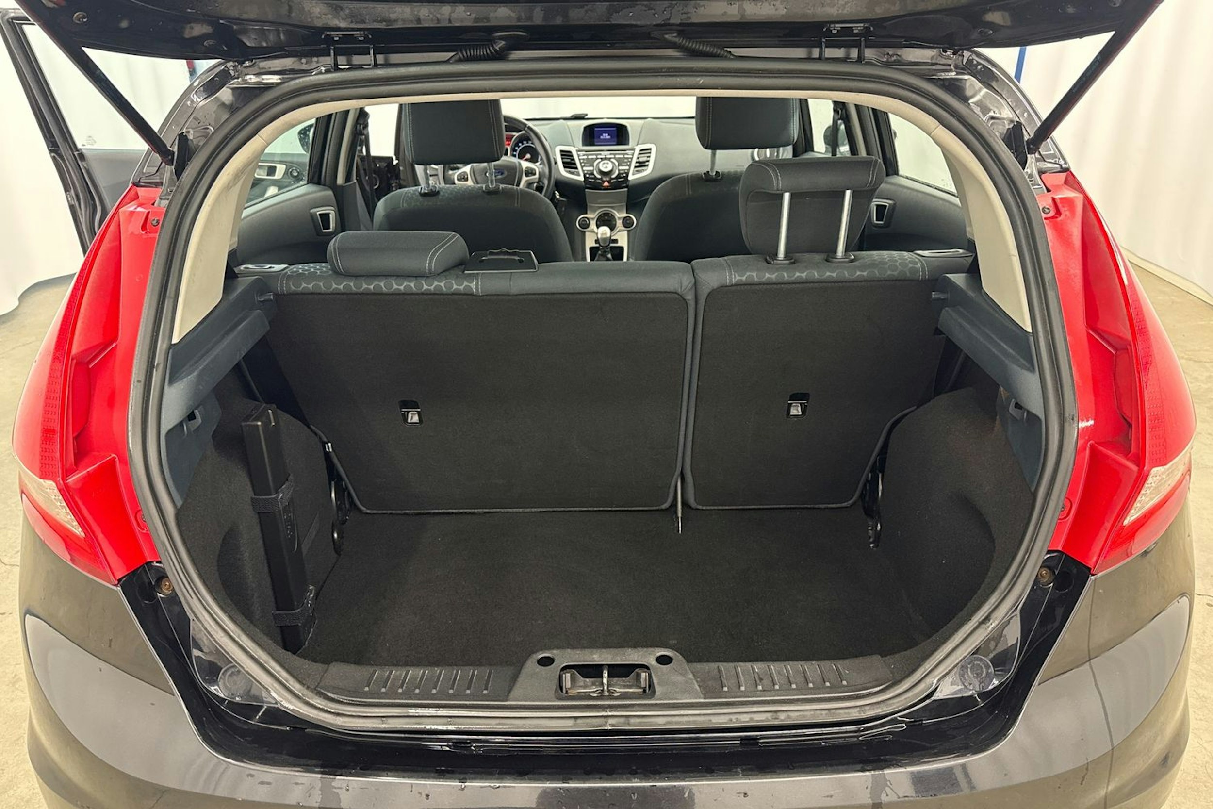 musta Ford Fiesta 2012 kuva 19.