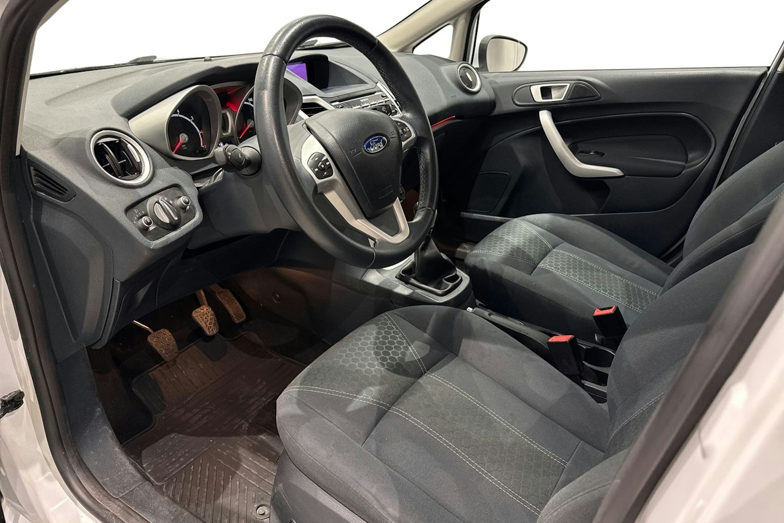 valkoinen Ford Fiesta 2012 kuva 7.