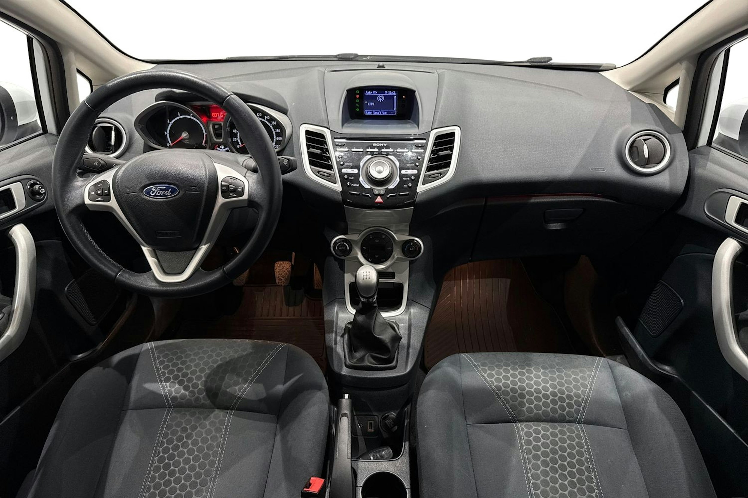 valkoinen Ford Fiesta 2012 kuva 9.