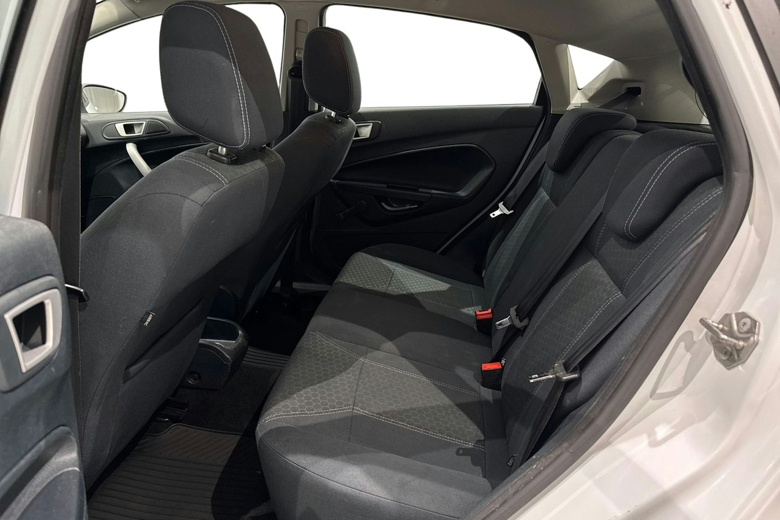valkoinen Ford Fiesta 2012 kuva 10.