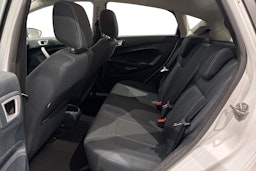 valkoinen Ford Fiesta 2012 kuva 10.