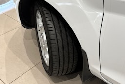 valkoinen Ford Fiesta 2012 kuva 13.
