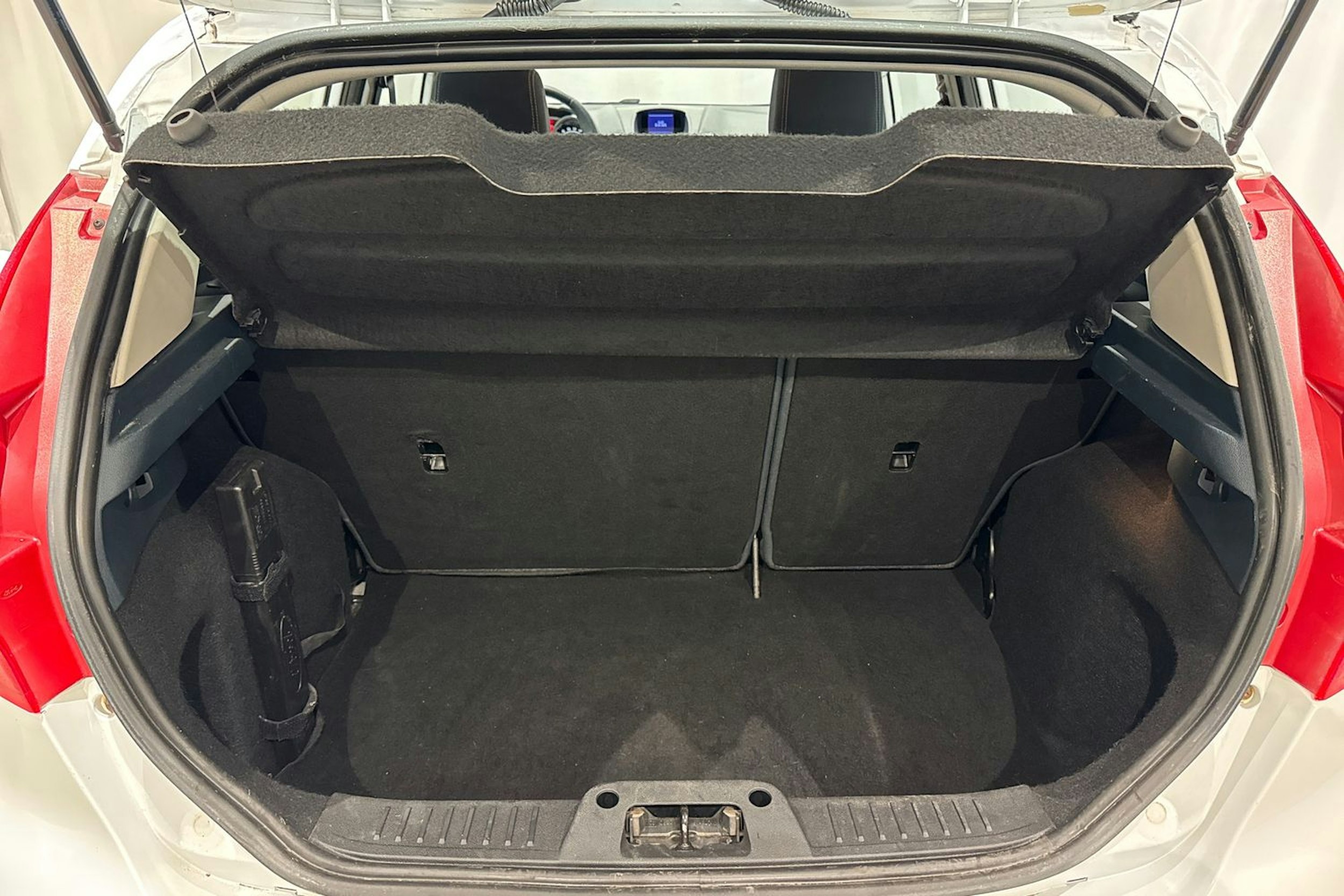 valkoinen Ford Fiesta 2012 kuva 15.