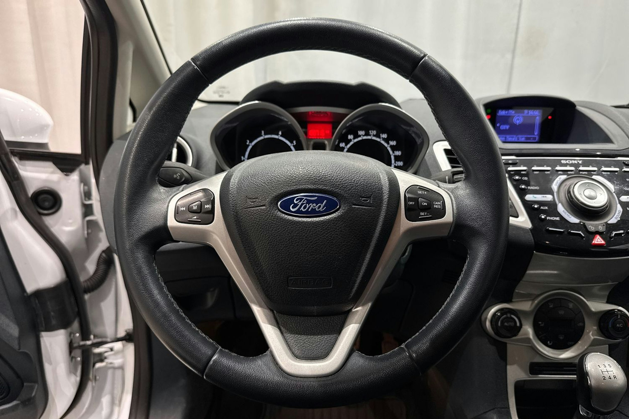 valkoinen Ford Fiesta 2012 kuva 16.