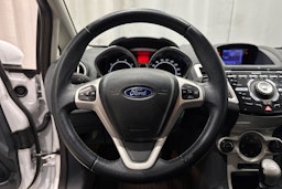 valkoinen Ford Fiesta 2012 kuva 16.
