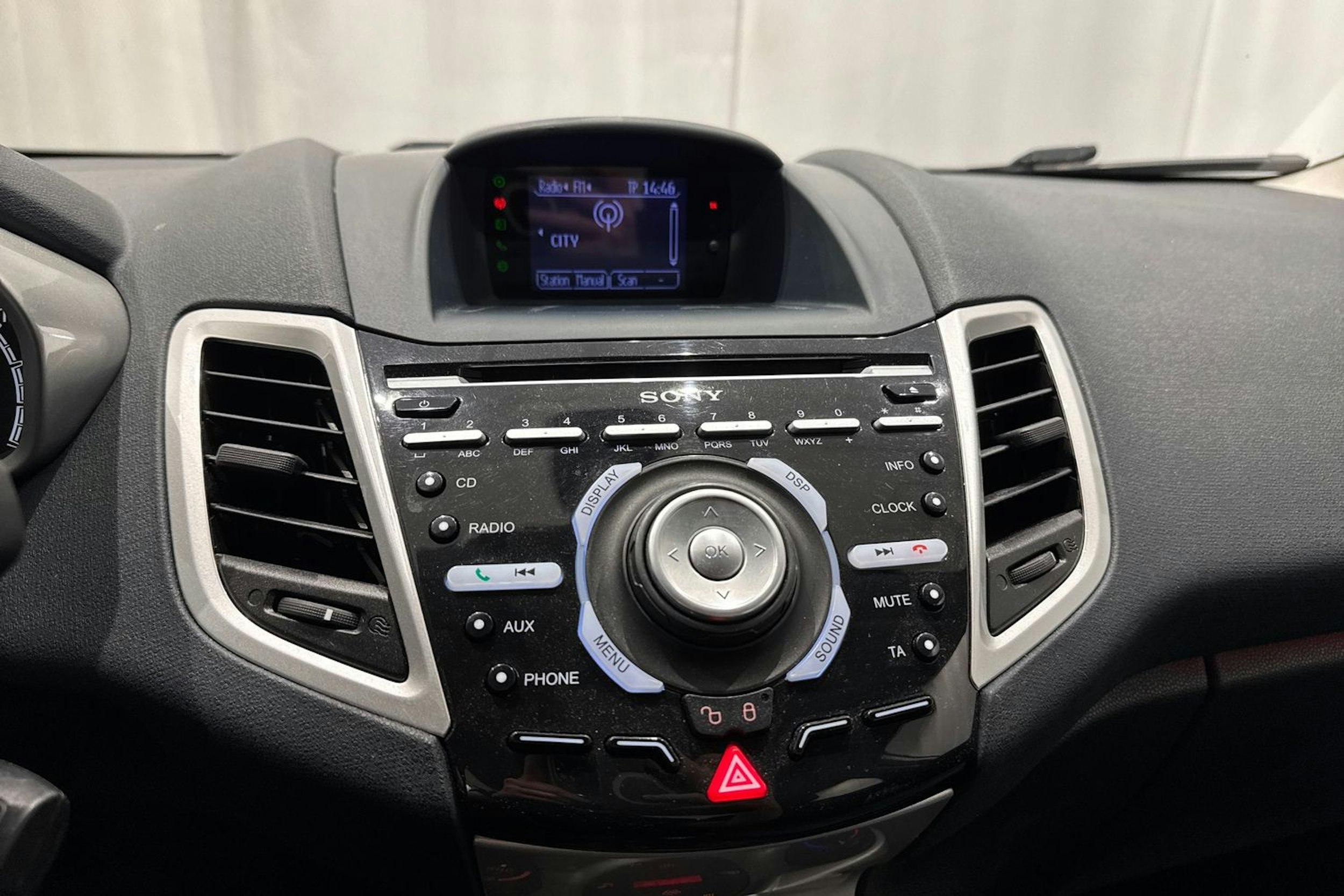 valkoinen Ford Fiesta 2012 kuva 20.