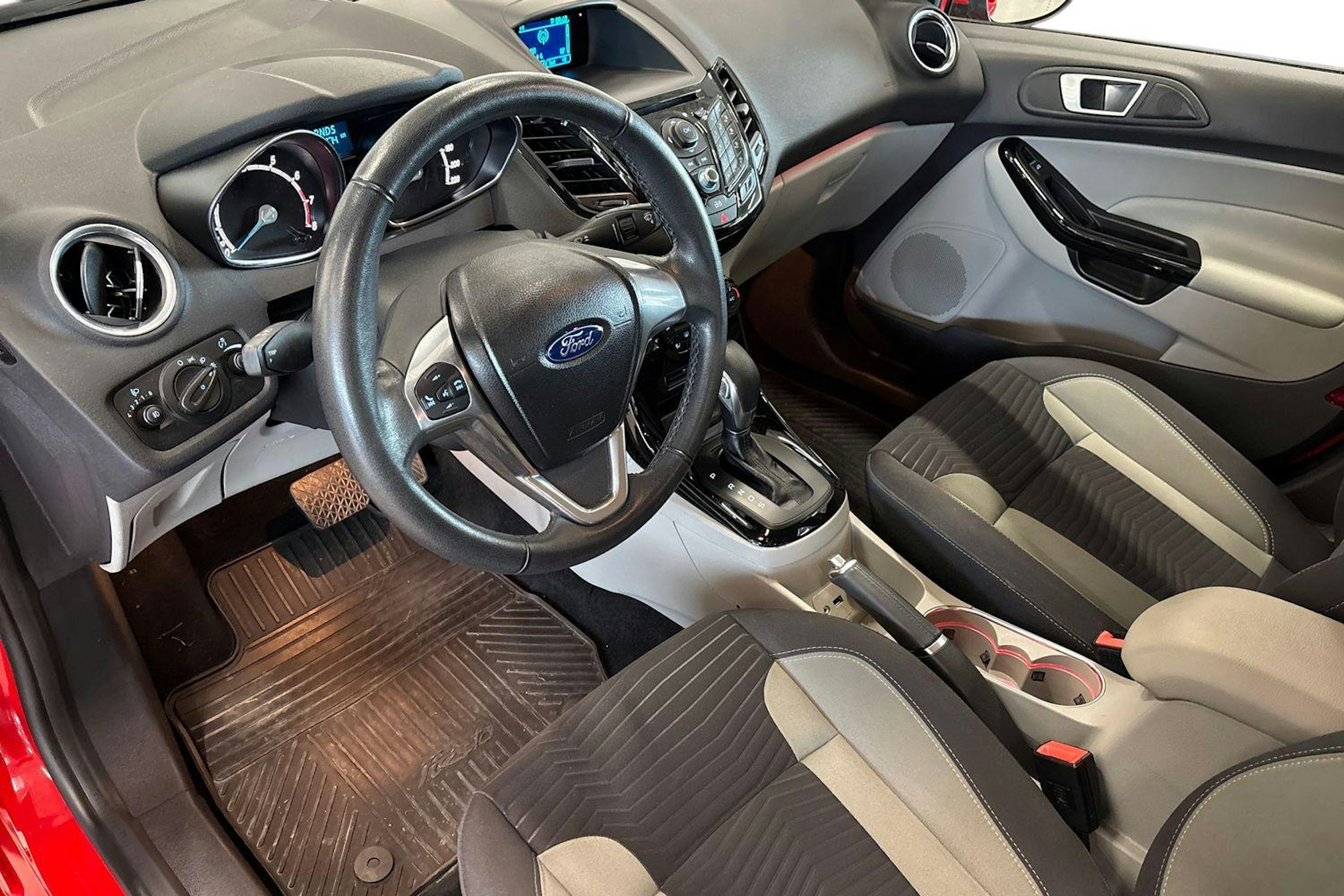 punainen Ford Fiesta 2013 kuva 7.