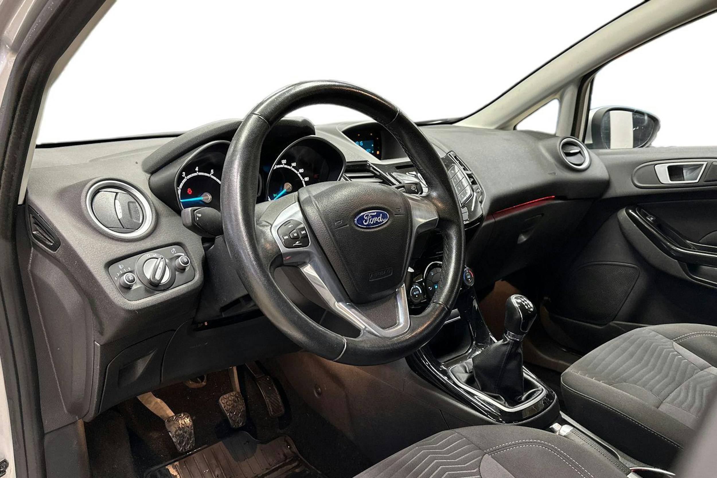 harmaa Ford Fiesta 2013 kuva 6.