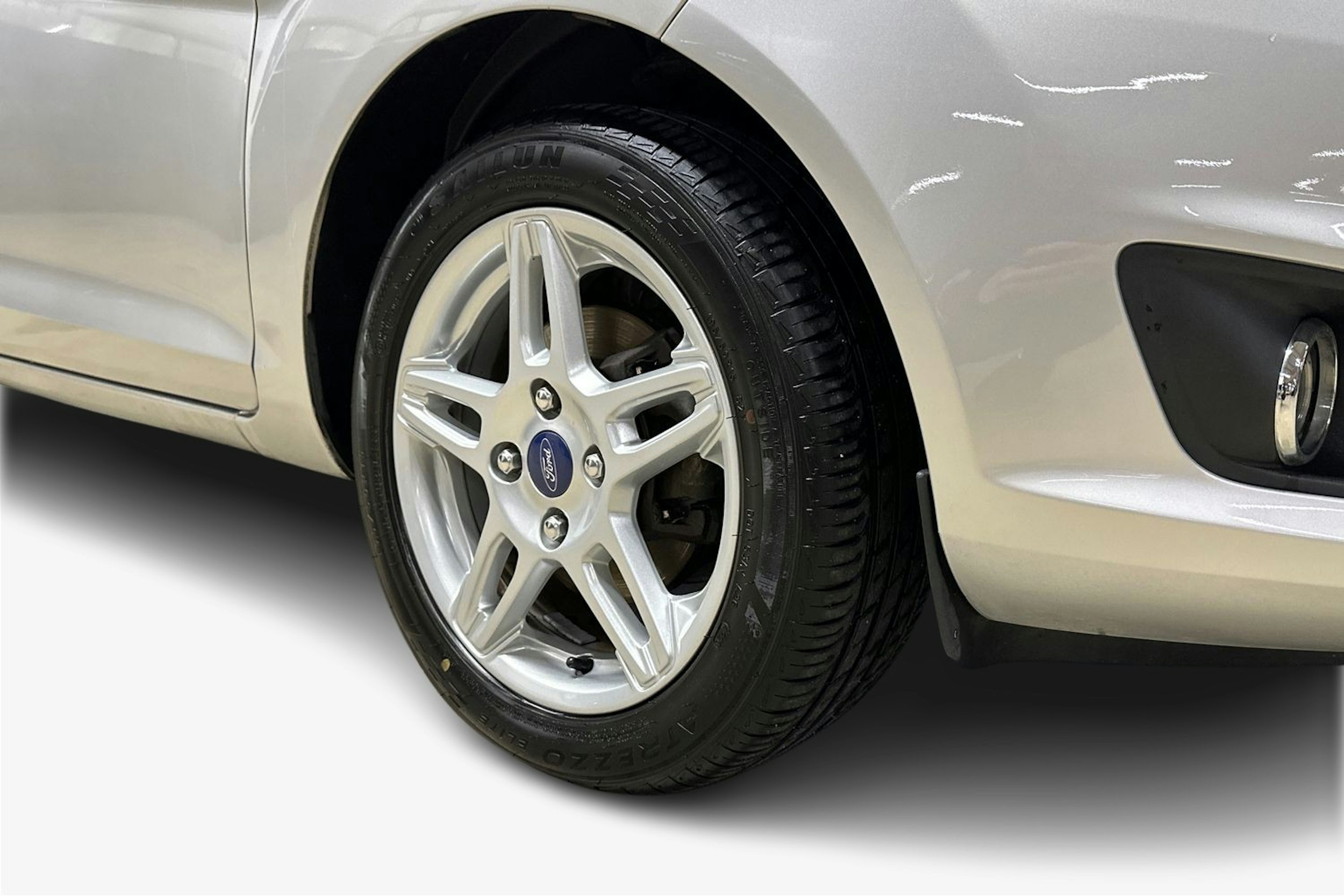 harmaa Ford Fiesta 2013 kuva 9.