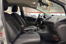 harmaa Ford Fiesta 2013 kuva 12.