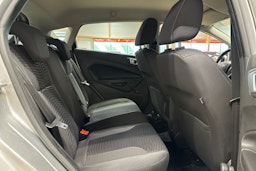 harmaa Ford Fiesta 2013 kuva 13.