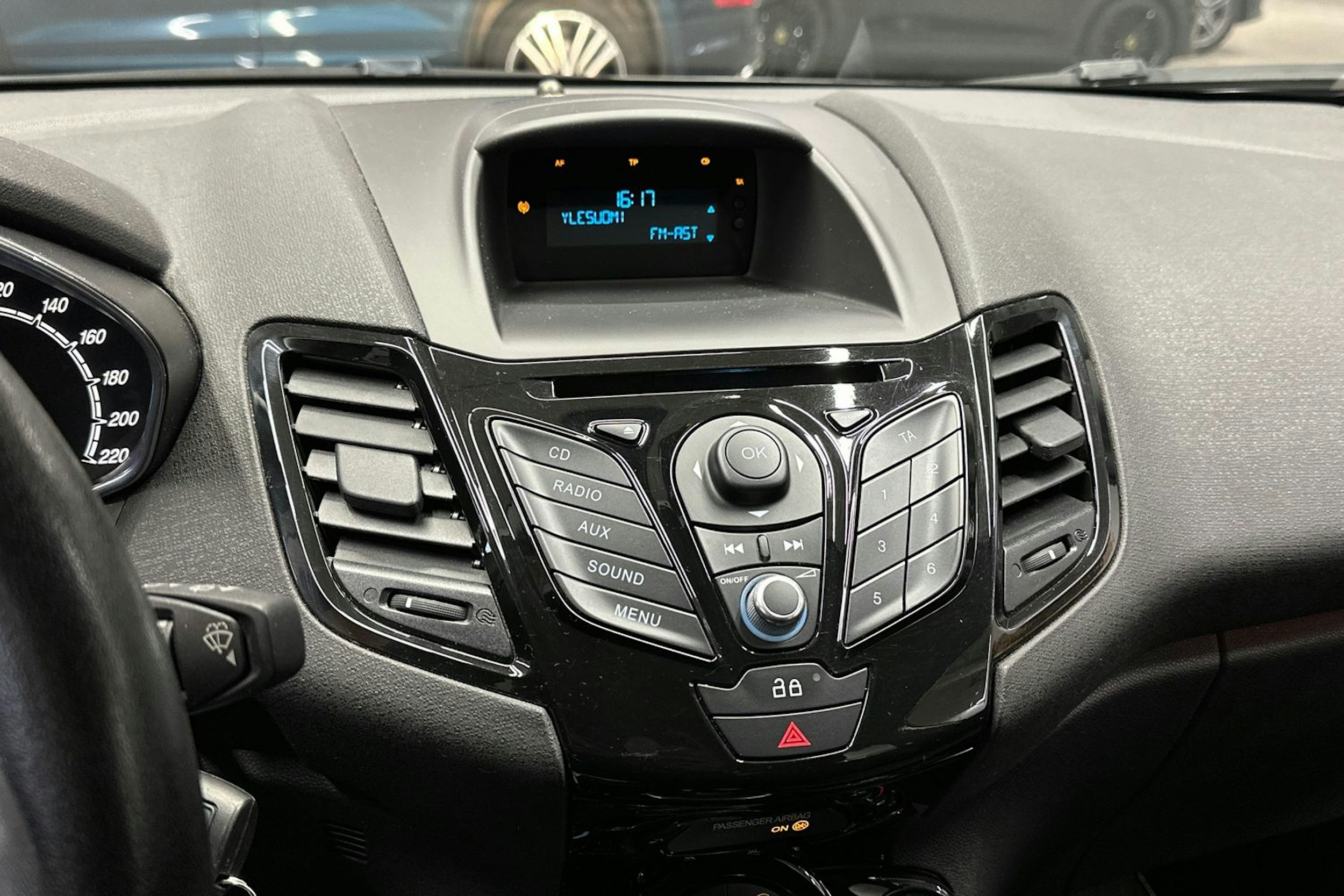 harmaa Ford Fiesta 2013 kuva 16.