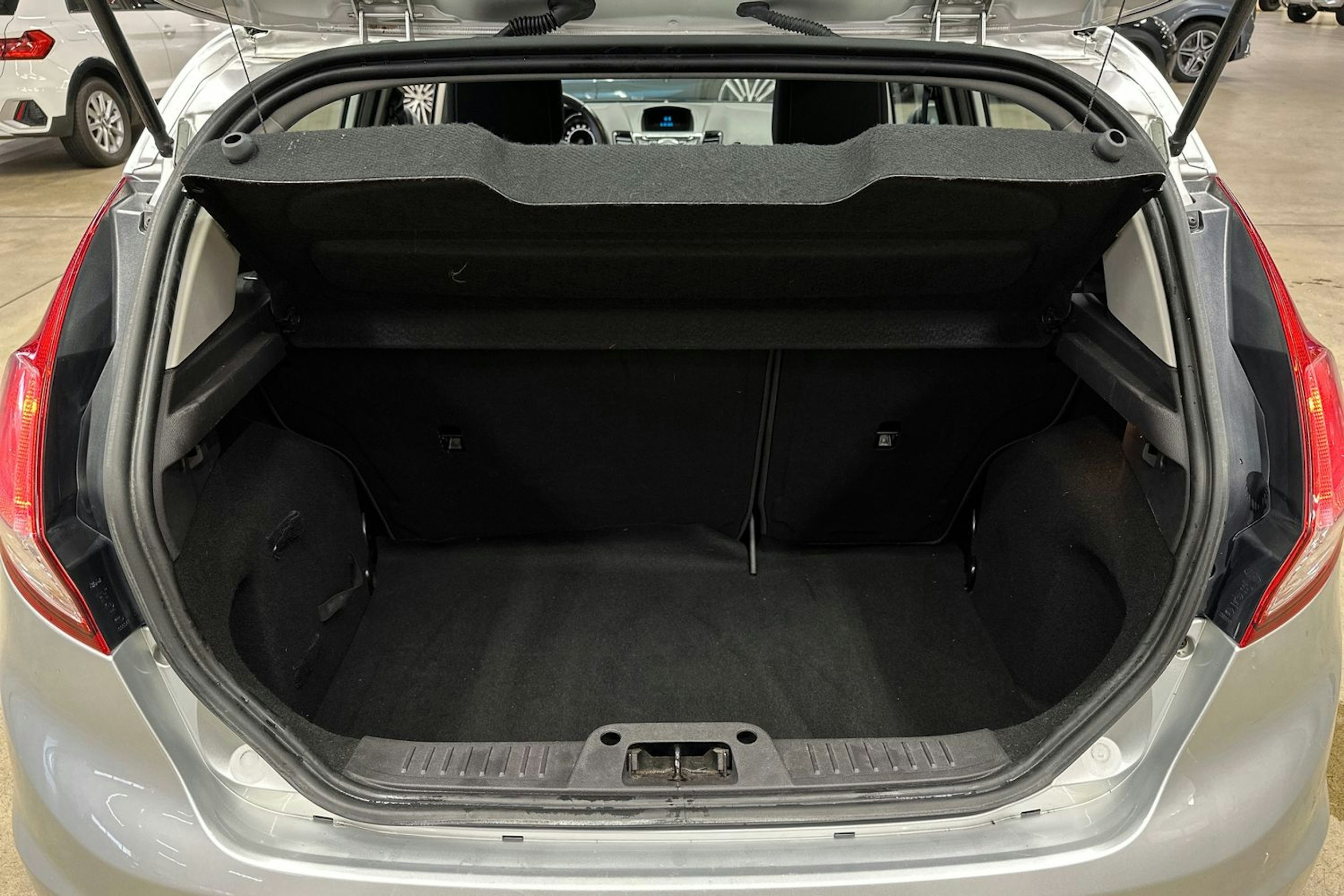 harmaa Ford Fiesta 2013 kuva 22.