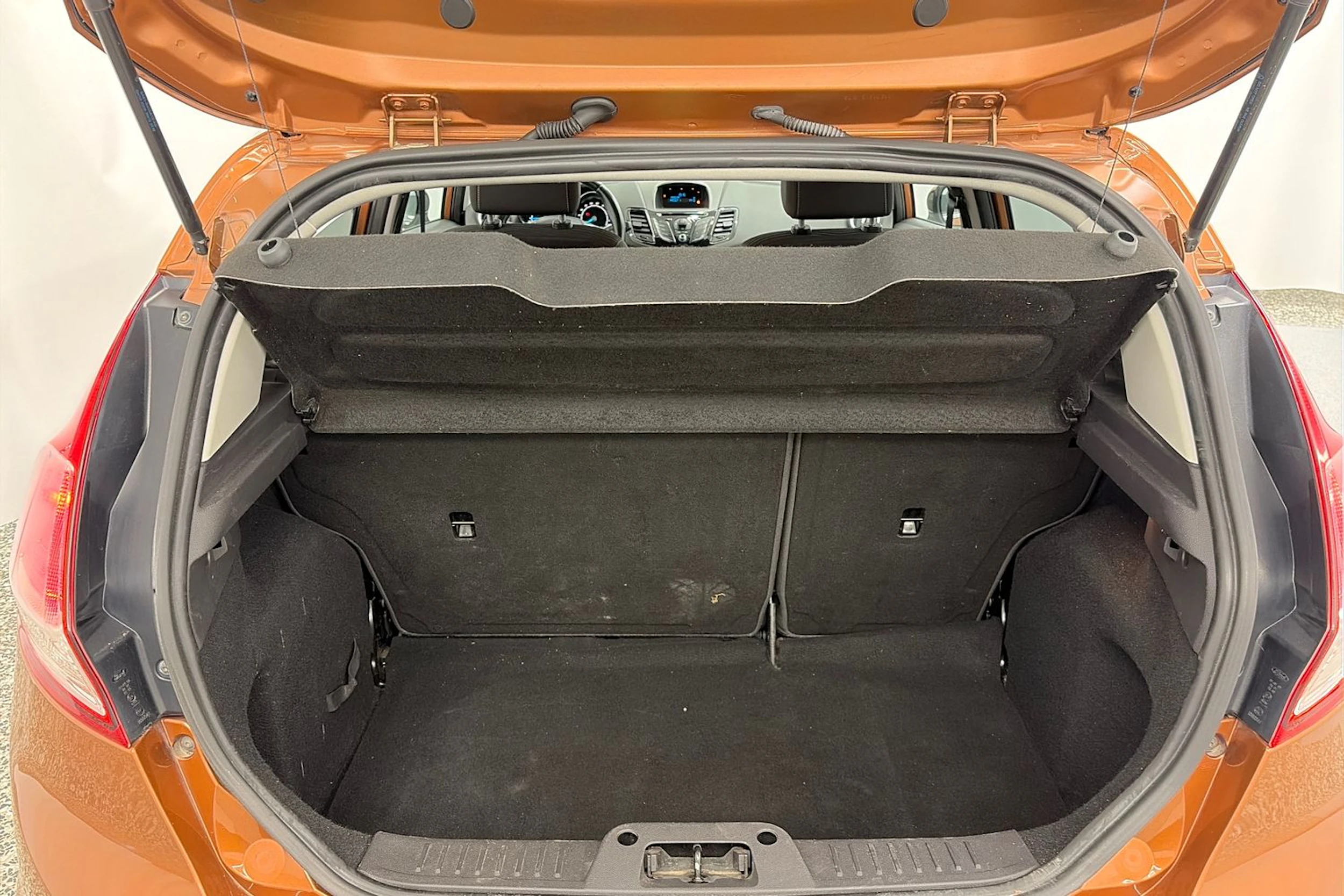 ruskea (beige) Ford Fiesta 2013 kuva 11.