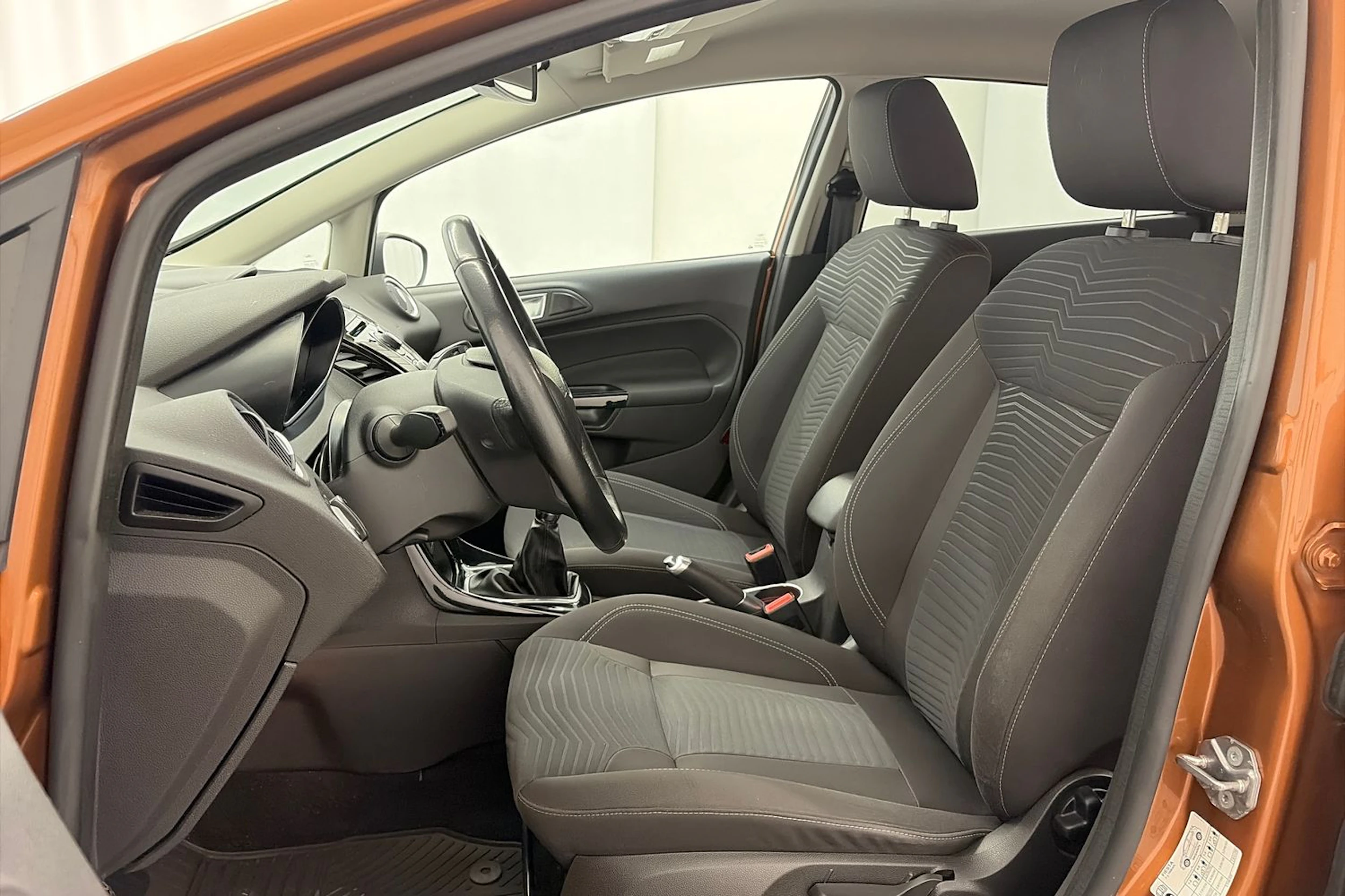 ruskea (beige) Ford Fiesta 2013 kuva 12.